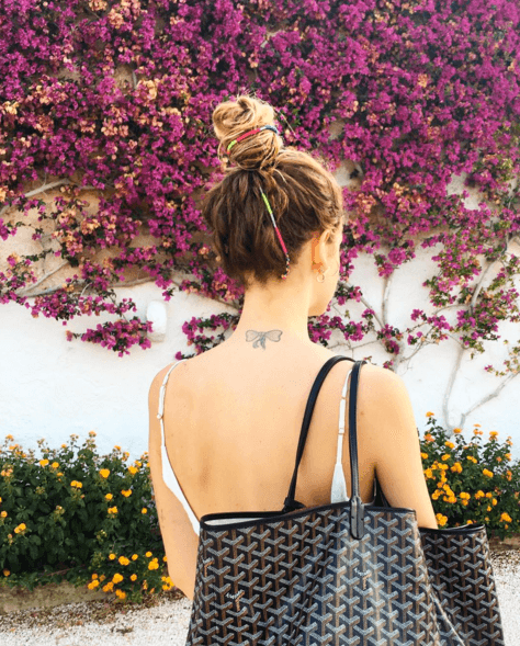 Vuelve la trenza de hilo de colores de los 90: apúntate a la moda