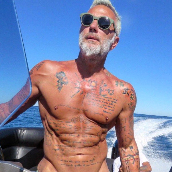 Desnudando a Gianluca Vacchi (en 40 fotos)