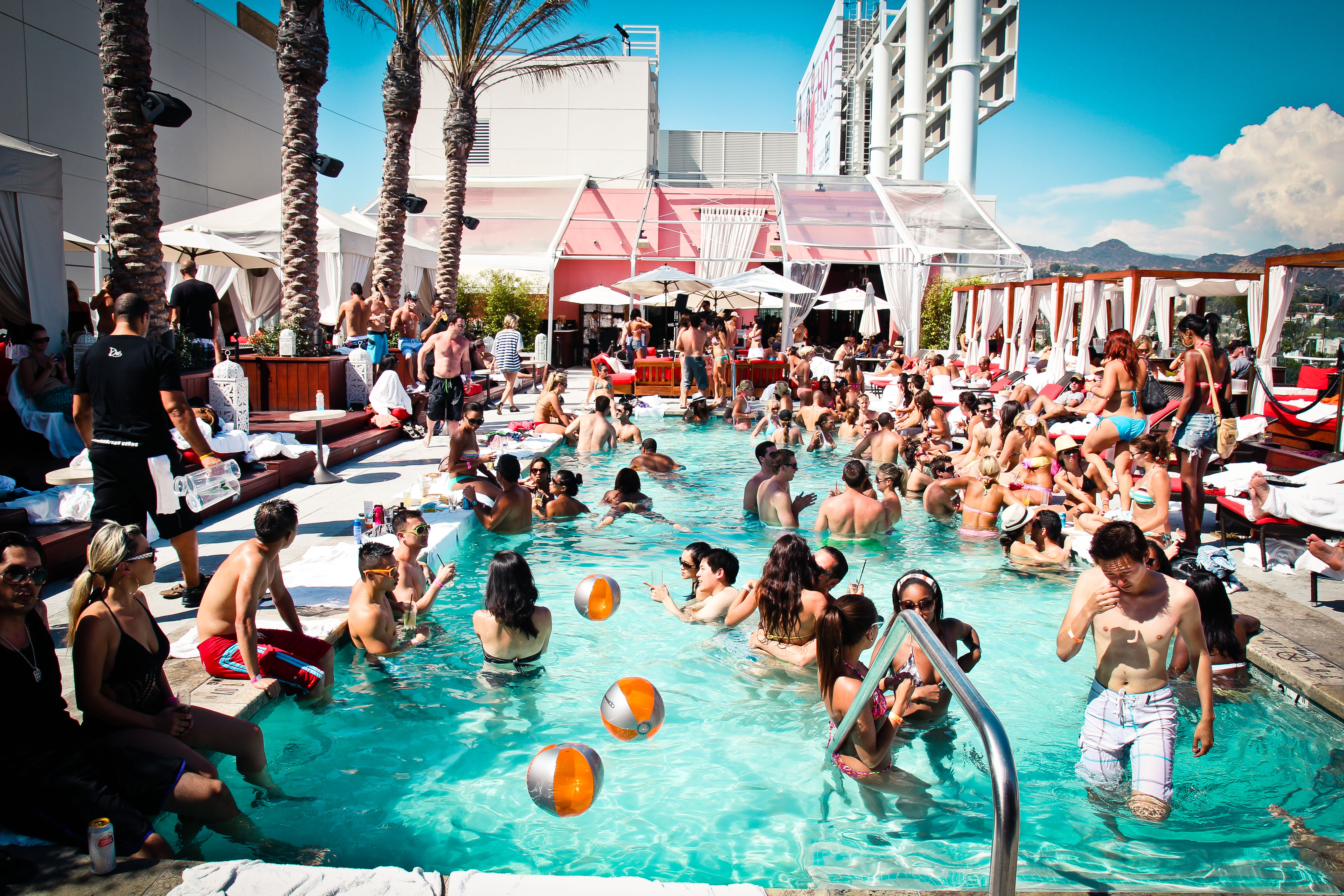 10 cosas que NO debes hacer si alguien te invita a su piscina