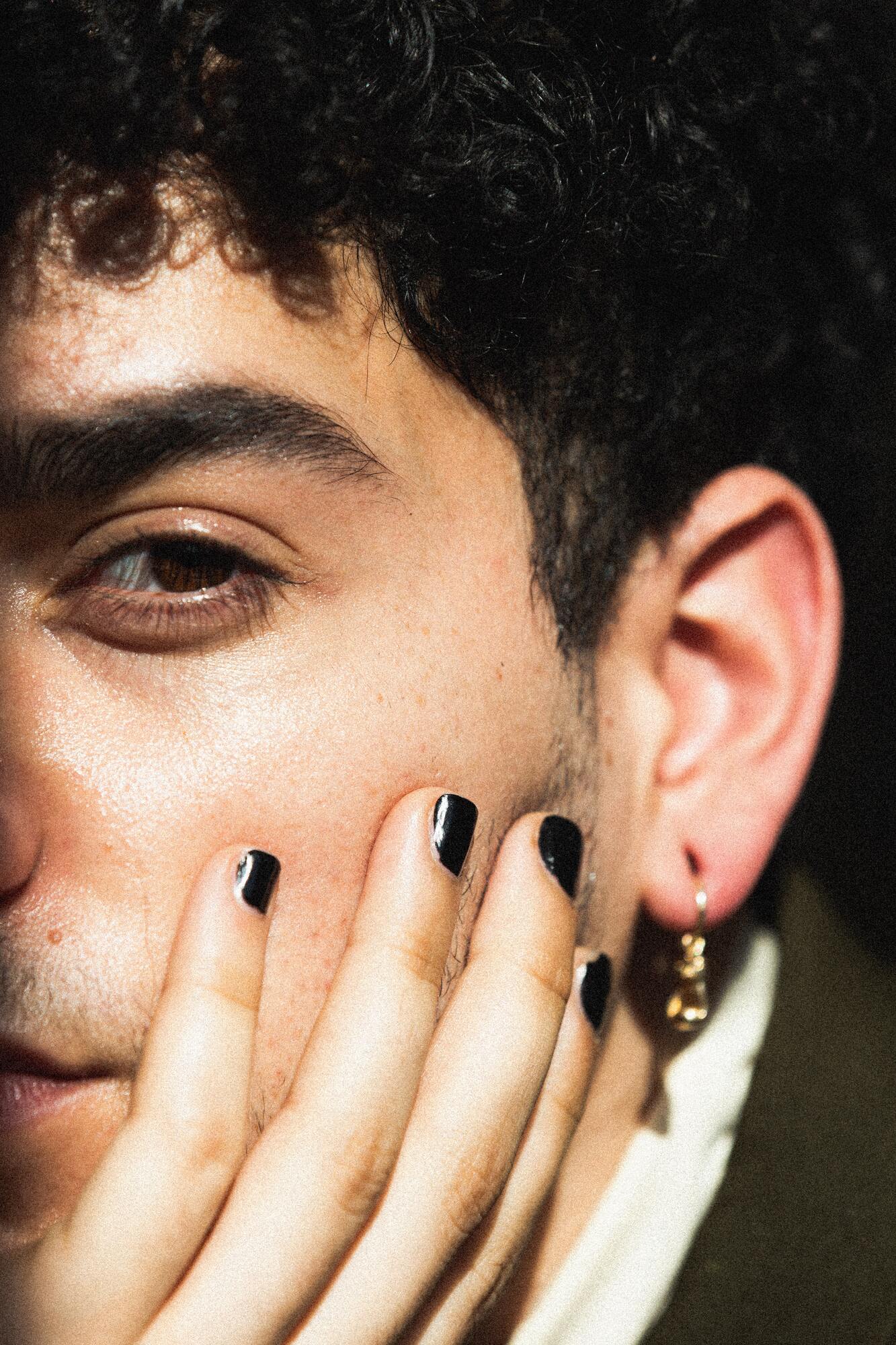 #Lávatelasmanos y prueba estas dos tendencias de manicura radicalmente opuestas