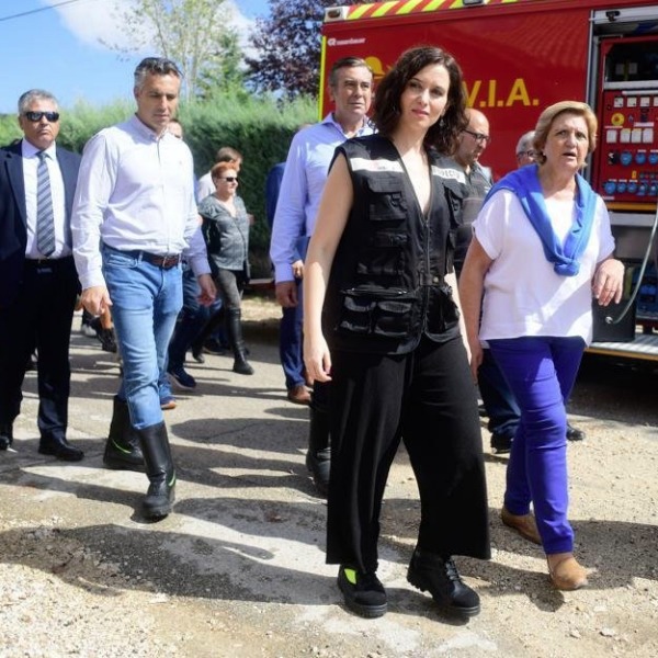 La indescriptible cara de Díaz Ayuso ante la bronca de un vecino