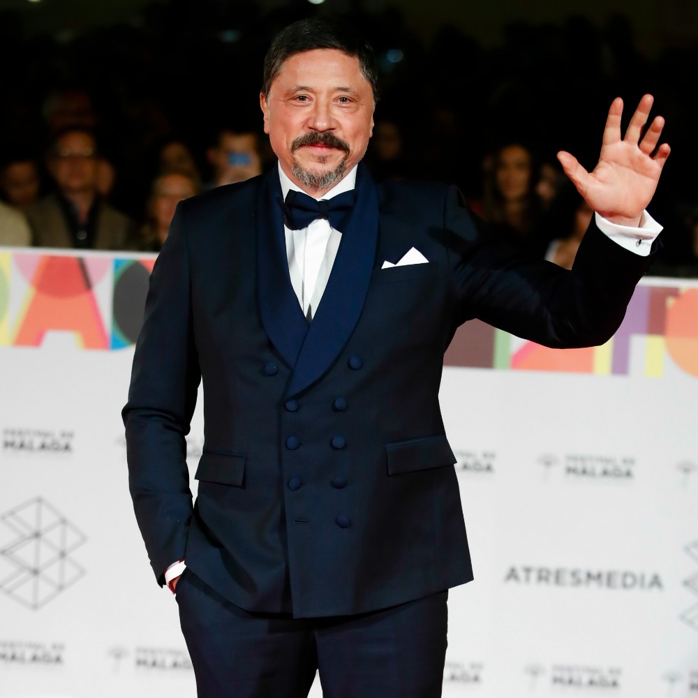Carlos Bardem enciende la tele. Sale Cifuentes. Carlos Bardem apaga la tele