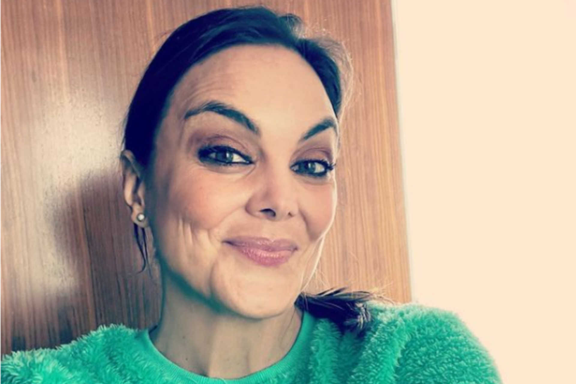 ¿Es Mónica Carrillo “la presentadora ésta de Antena 3 que parece la Novia Cadáver en choni”? Sí