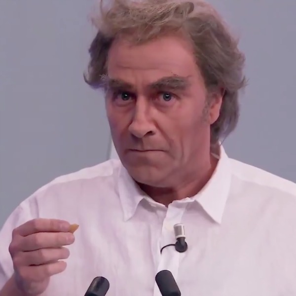Mucho ha tardado: Carlos Latre imita a Fernando Simón (y le llueven los palos)