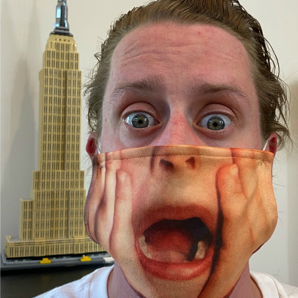 Sí, es Macaulay Culkin. Y sí, es la mejor mascarilla del mundo