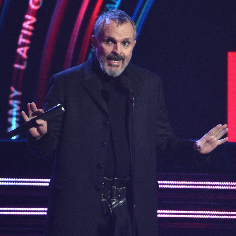 El mensaje sobre extraterrestres y control mediante vacunas que promociona Miguel Bosé