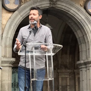 El micro abierto que ha traicionado a Quequé en los Premios Odeón