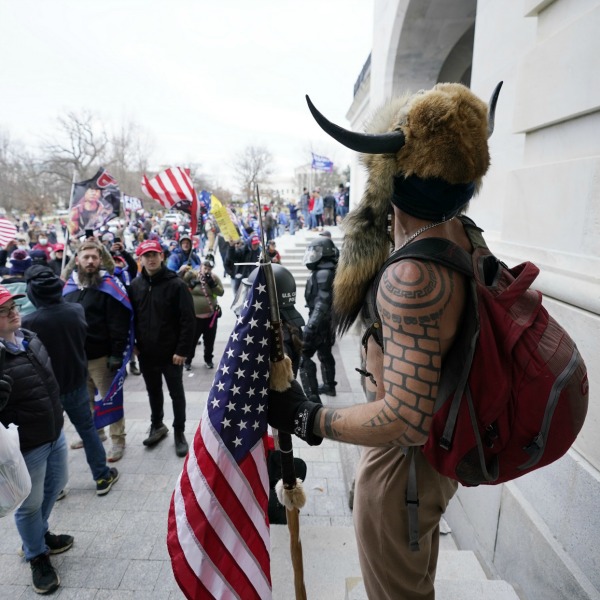 La foto de la decepción: así es el vikingo republicano sin sus cuernos