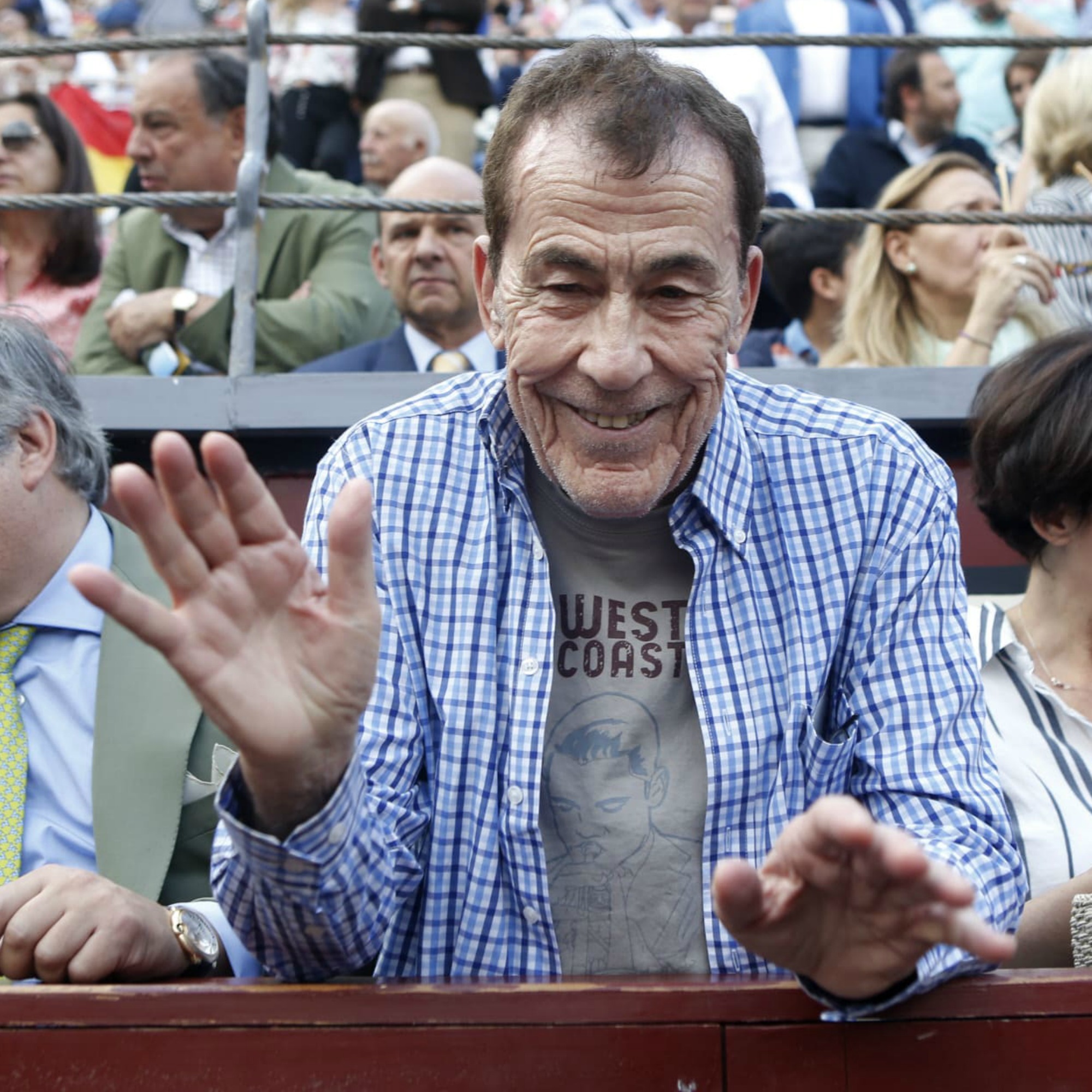 Cómo pintar la cara a Fernando Sánchez Dragó en dos sencillos tuits