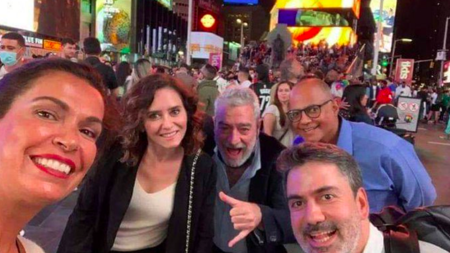 La foto de Ayuso y su cohorte neoyorquina que ha provocado comentarios