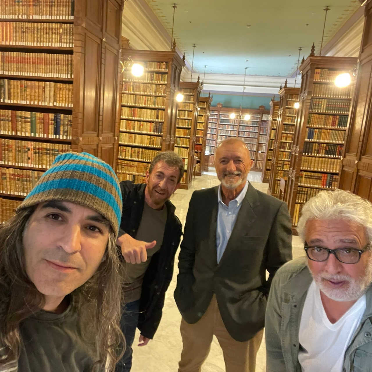 La sorprendente foto de Pablo Motos, Pérez-Reverte y Leo Harlem en la RAE