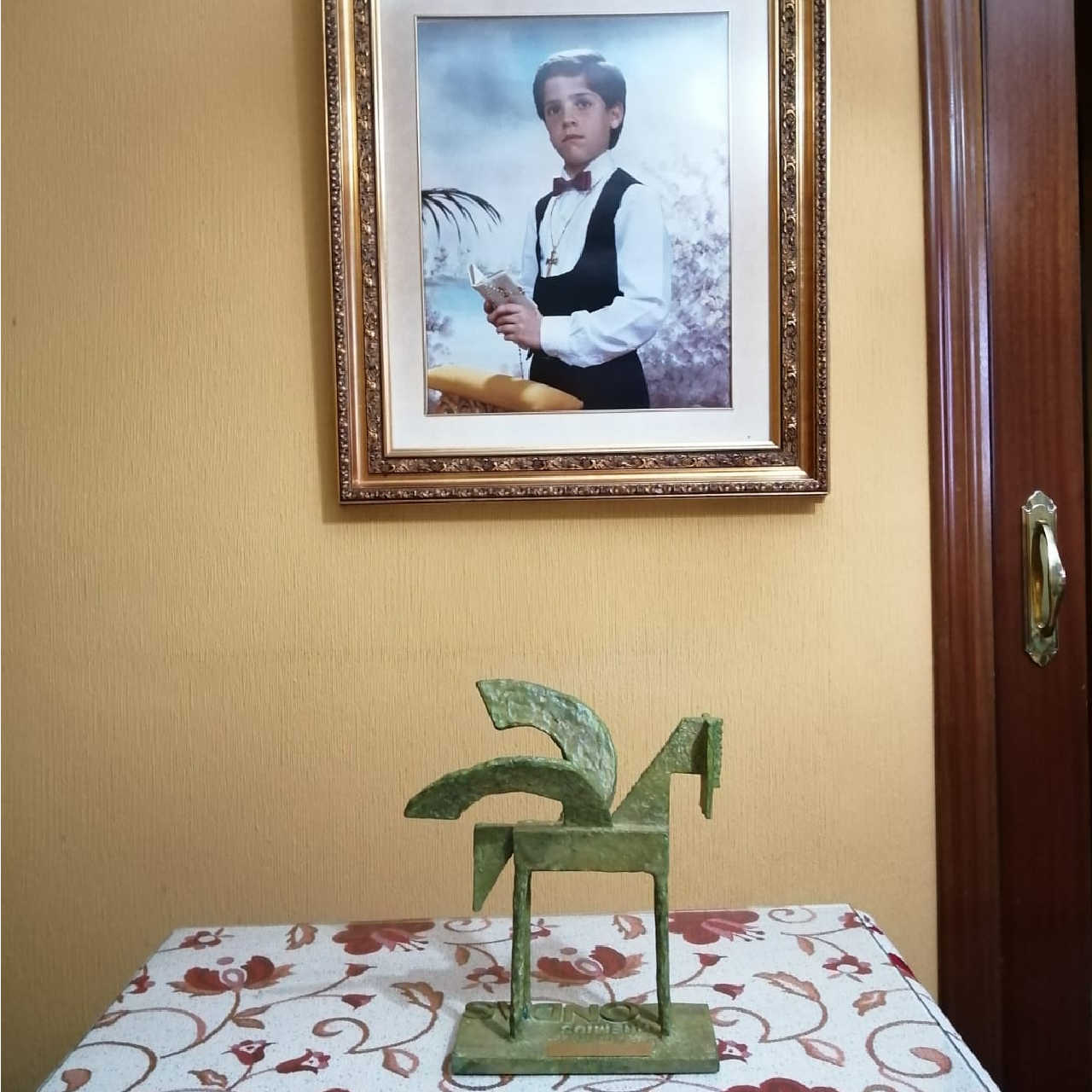 El retrato de Primera Comunión que un premio Ondas quiso retirar del salón