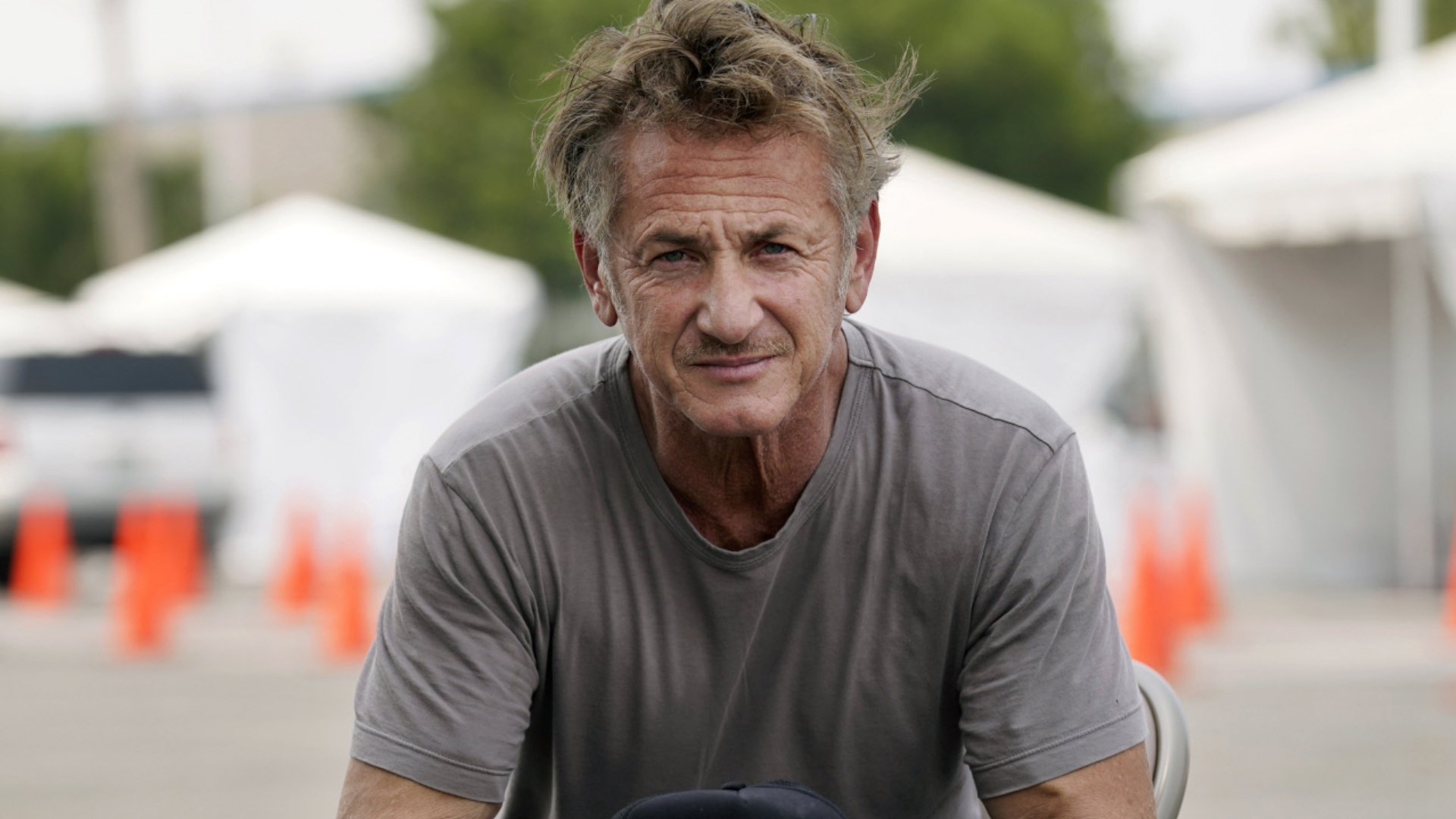 Sean Penn rueda la guerra de Ucrania sobre el terreno