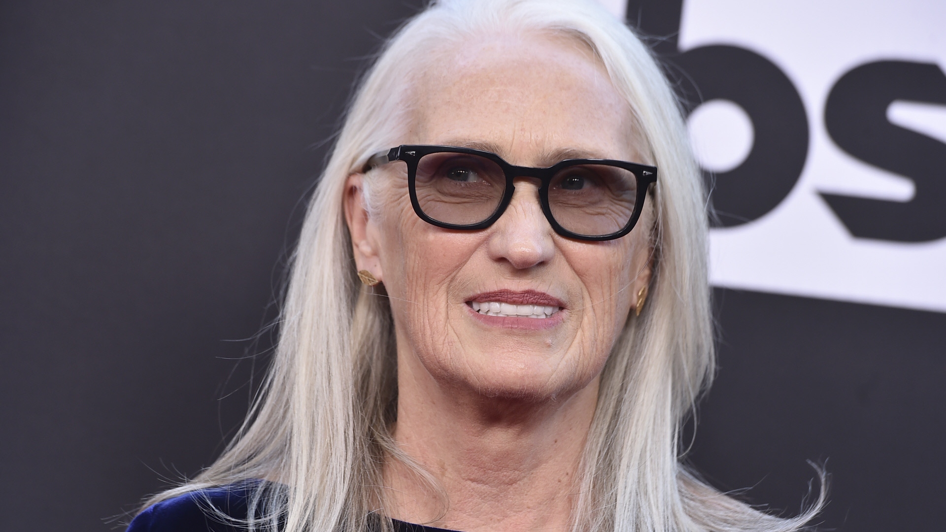 Jane Campion, directora de ‘El poder del perro’, a Sam Elliot: “I-M-B-E-C-I-L”