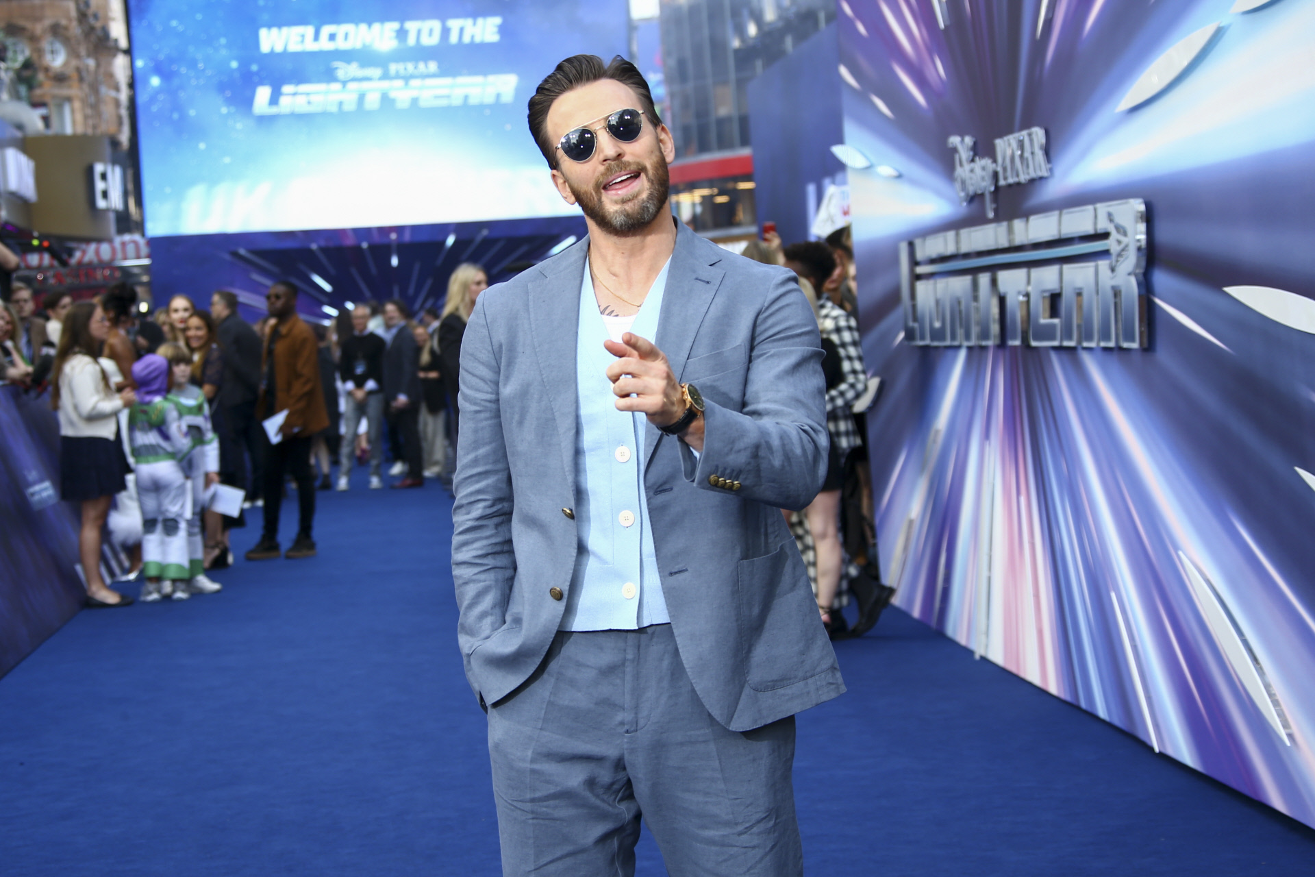 Chris Evans despide a su móvil y el mundo implosiona al descubrir el modelo
