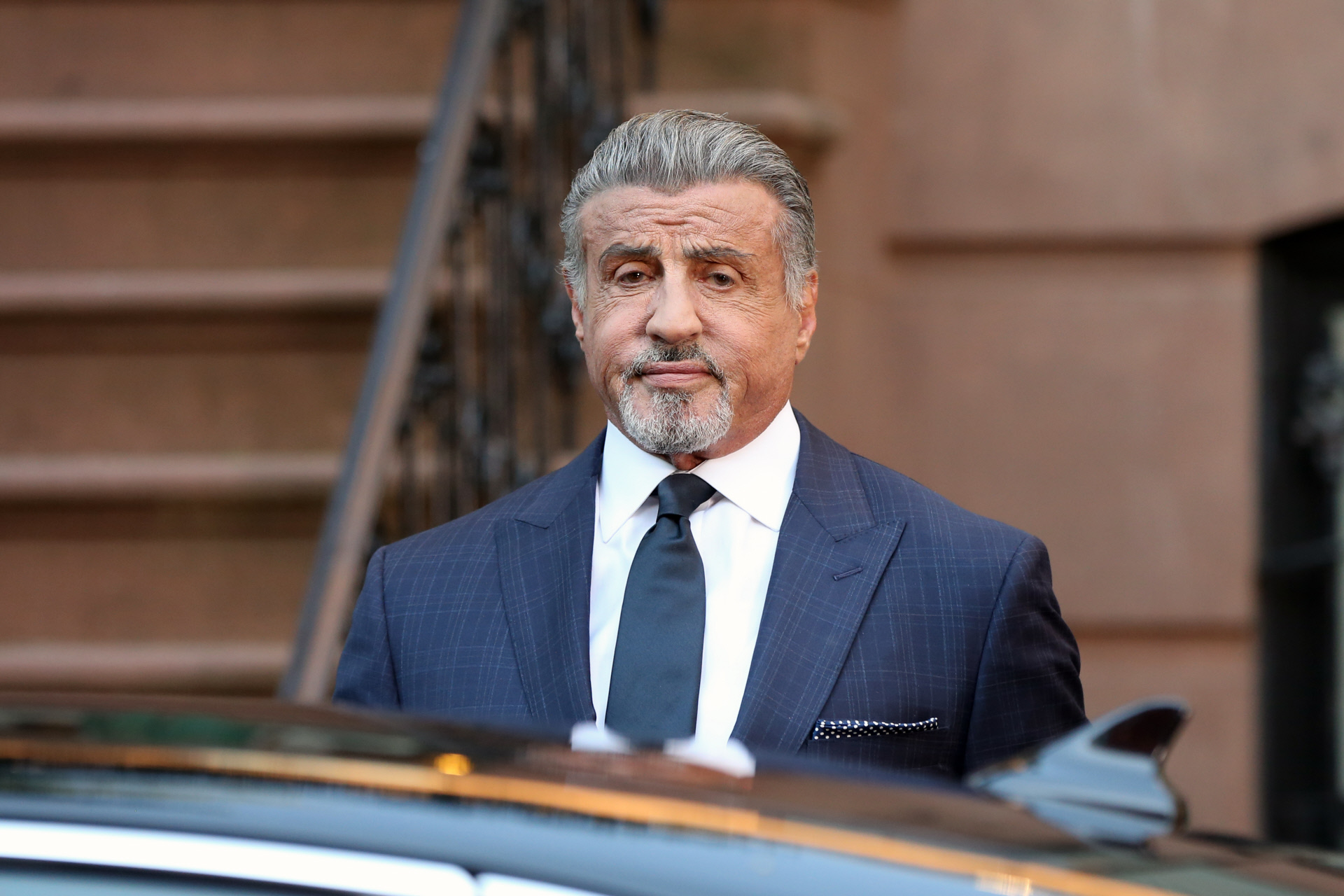 Stallone con superpoderes es lo que tu verano necesitaba pero aún no lo sabías
