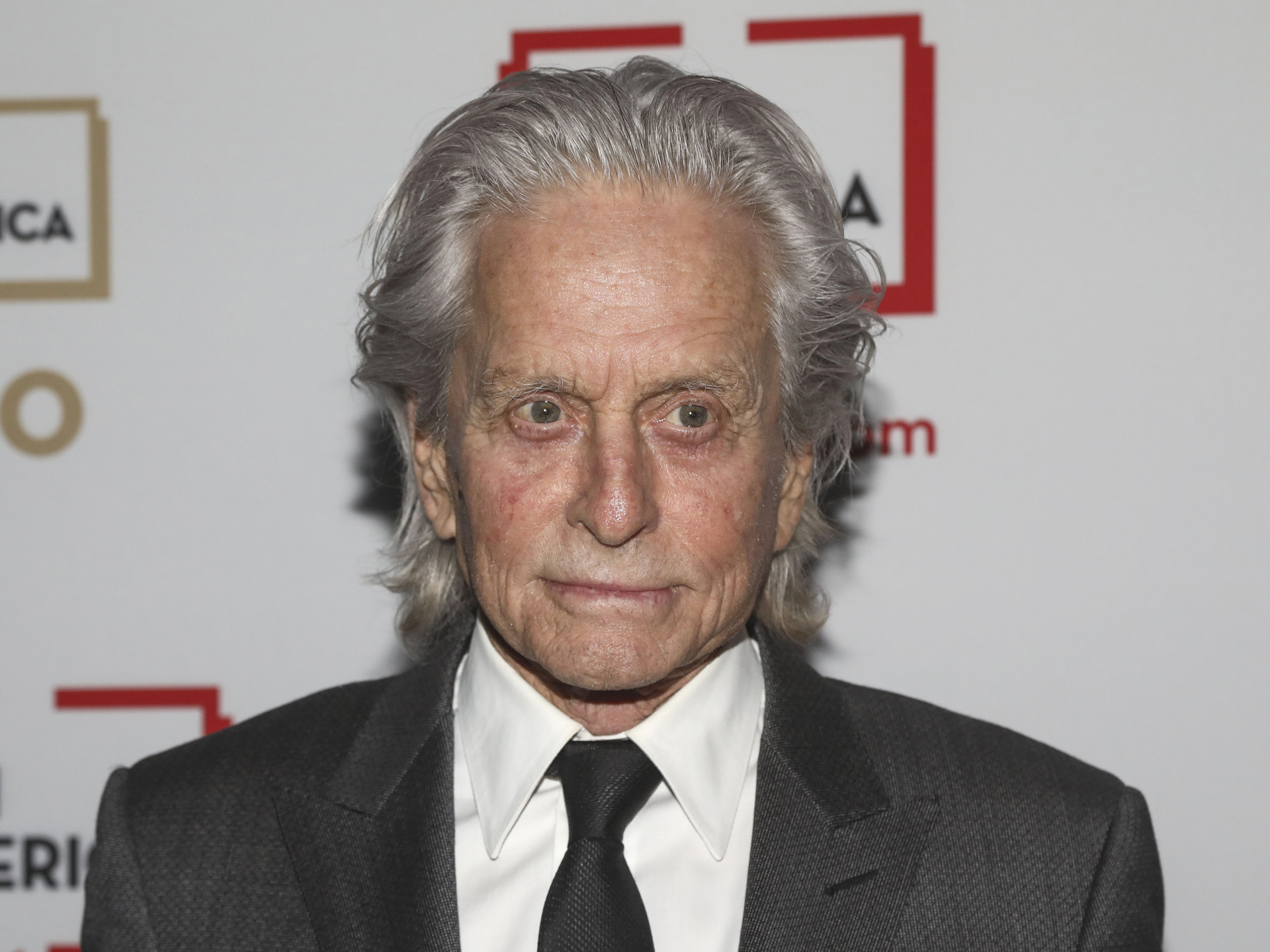 Michael Douglas, cada vez más parecido a Kirk Douglas, quiere saber cómo estás