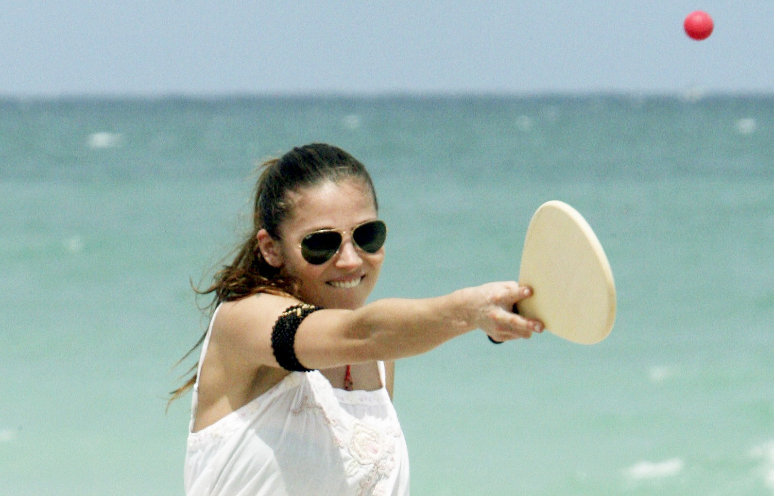 Postales de veranos pretéritos/ Elsa Pataky jugando a las palas