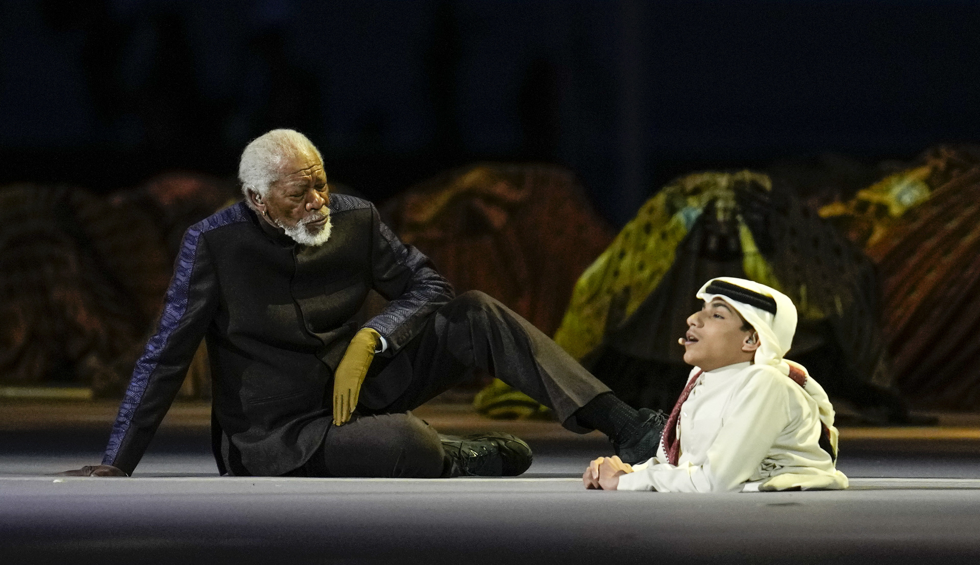 ¿Por qué Morgan Freeman tapa su mano izquierda?