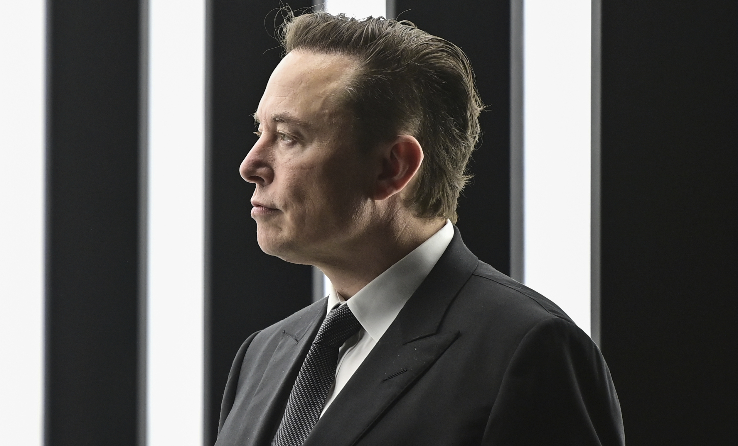 Sube al escenario Elon Musk y la gente lo abuchea