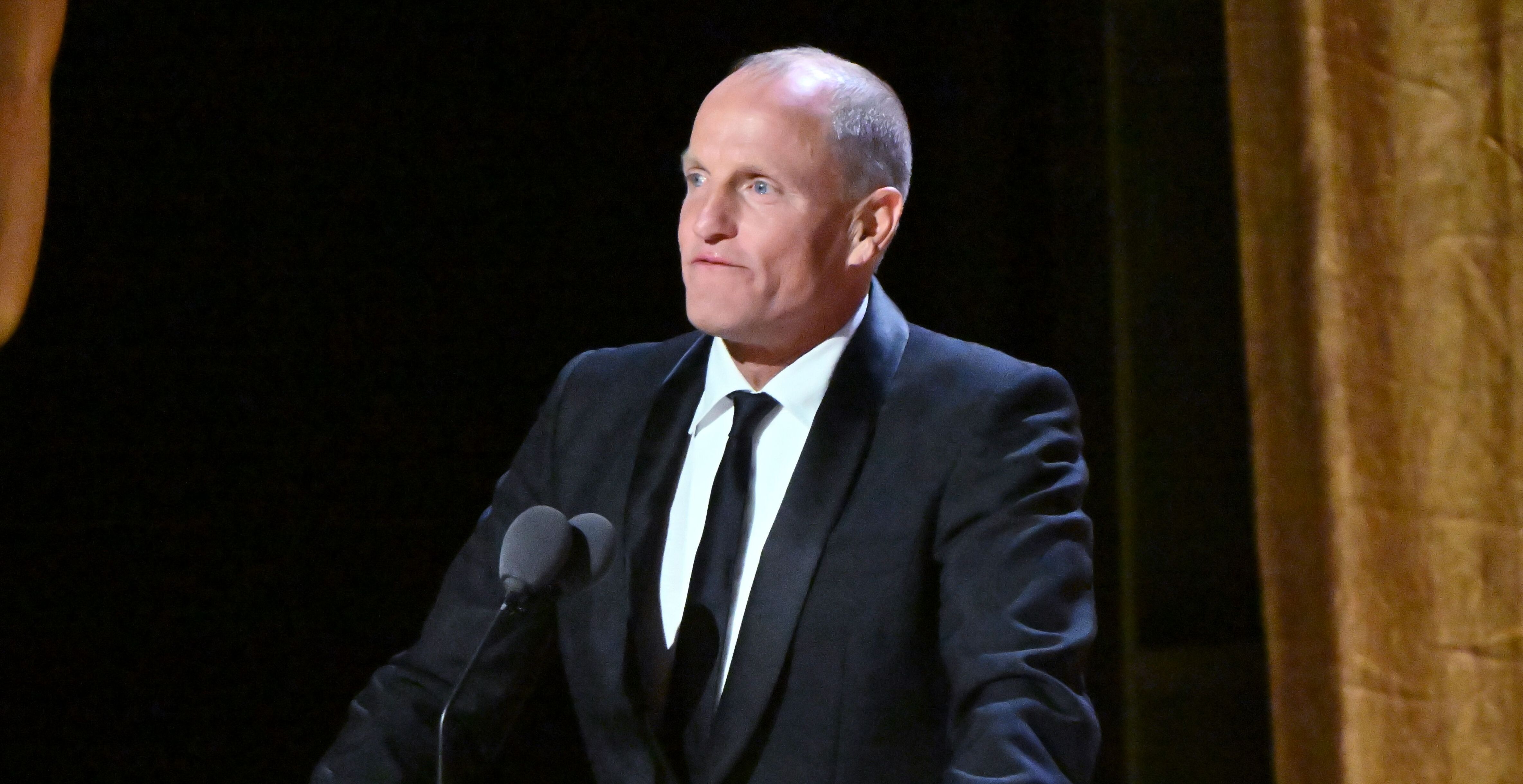 Conspiranoia, apología del porro y discurso antivacunas:  Woody Harrelson desencadenado