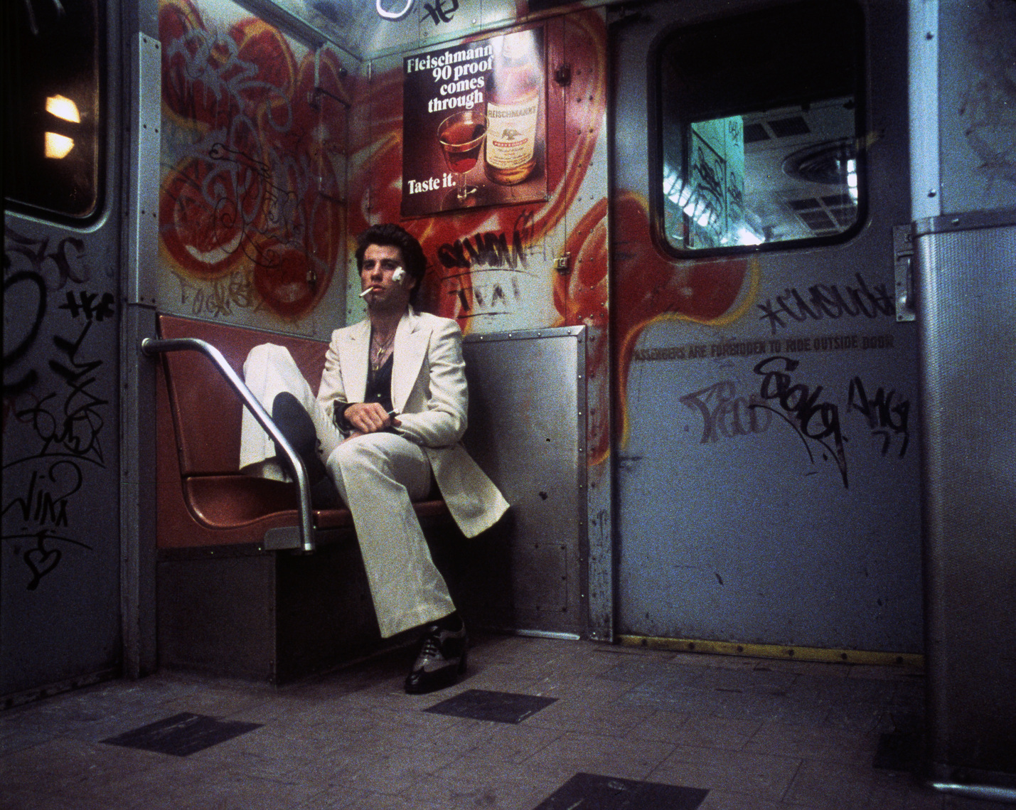 El traje blanco de Tony Manero: dólares y nostalgia