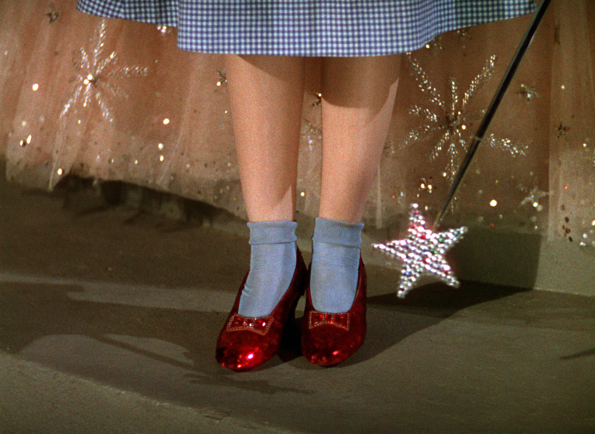 Robó los zapatos rojos de ‘El Mago de Oz’ en 2005… ¡y le han imputado en 2023!