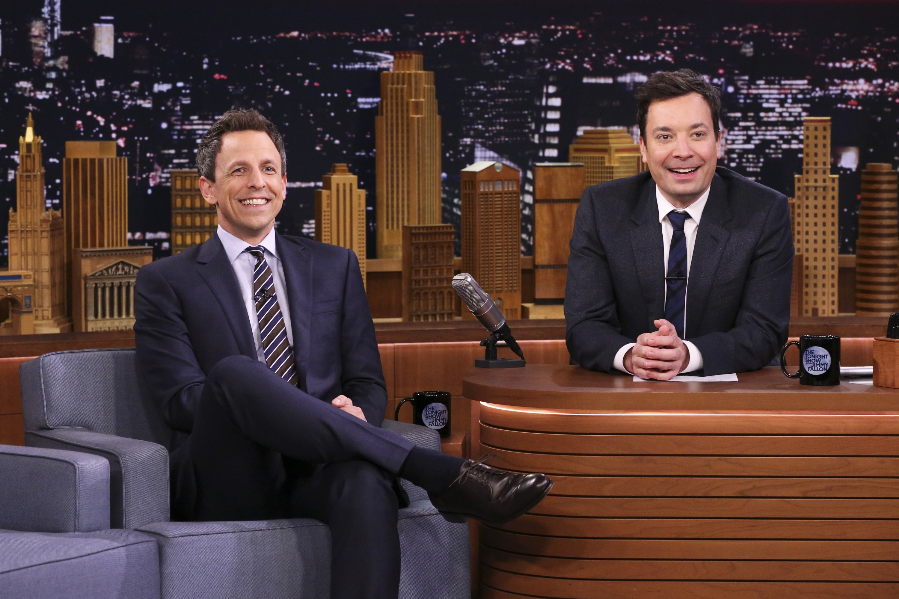 Jimmy Fallon y Seth Meyers apoyan (con dólares) a sus guionistas en huelga