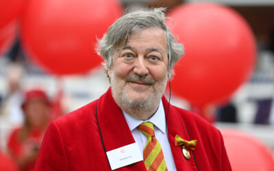A Stephen Fry le han robado la voz