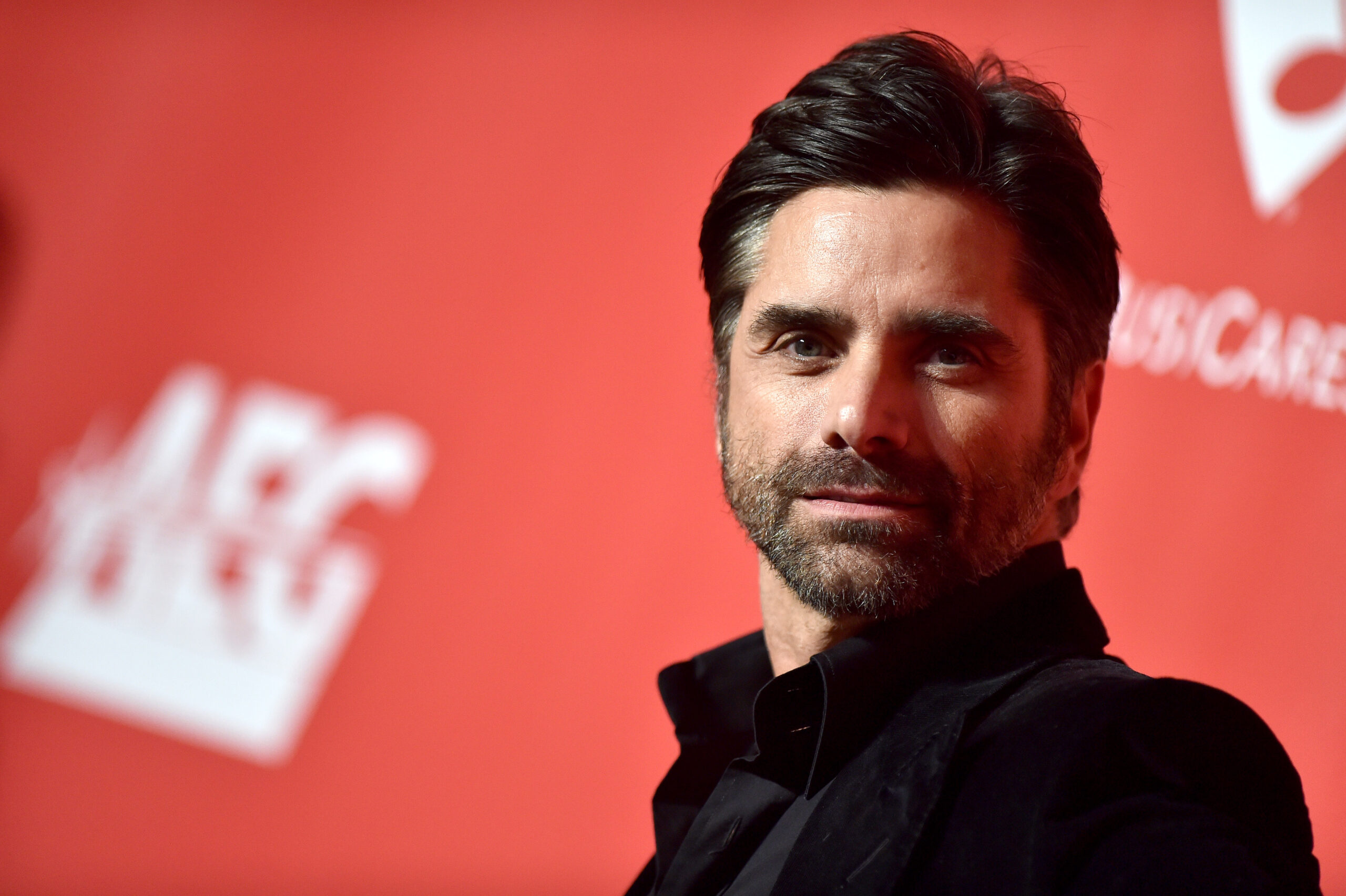 Abusos, amor tóxico y drogas: las agitadas memorias de John Stamos