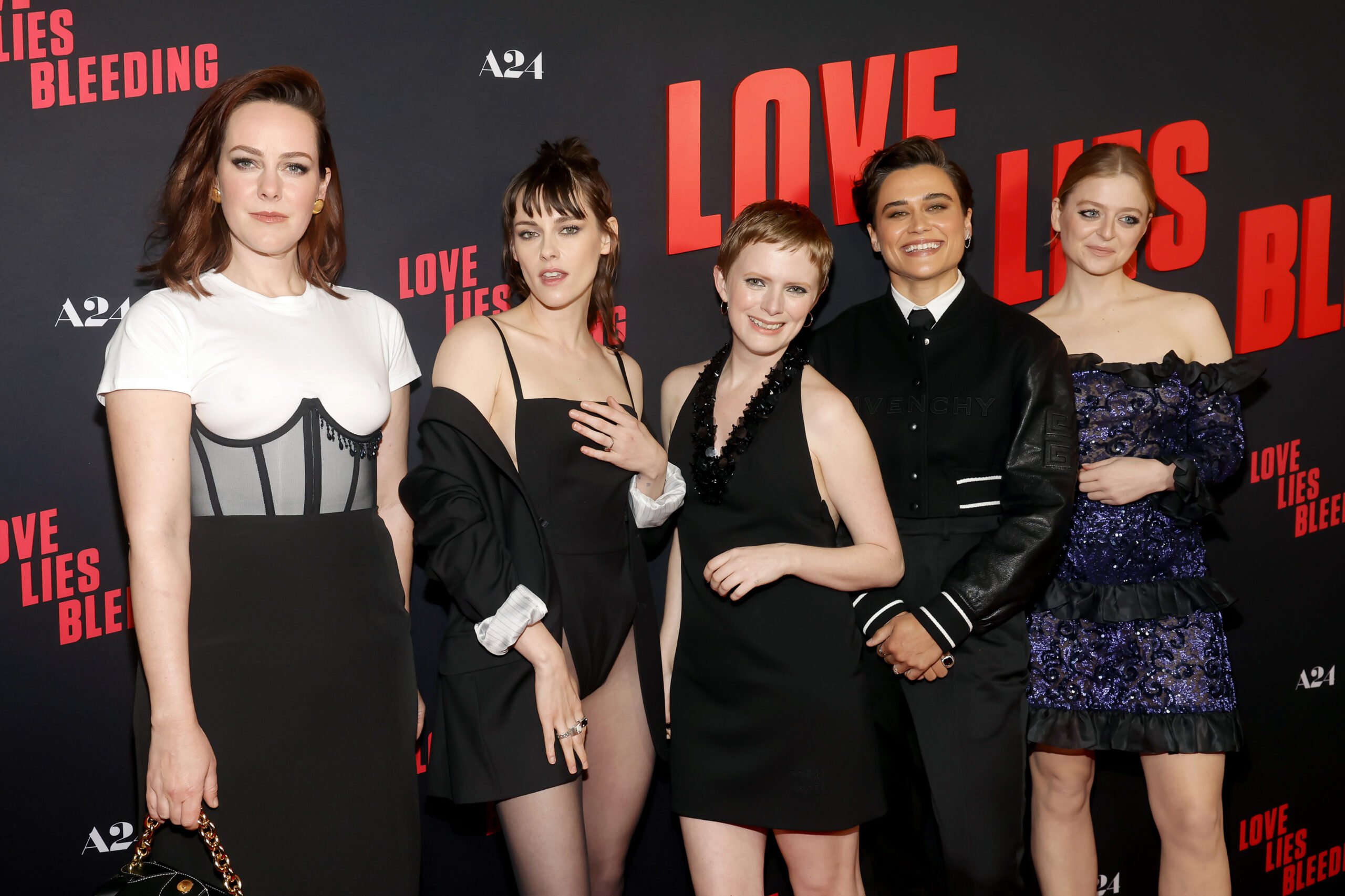 Kristen Stewart con el resto del reparto de 'Loves Lies Bleeding'