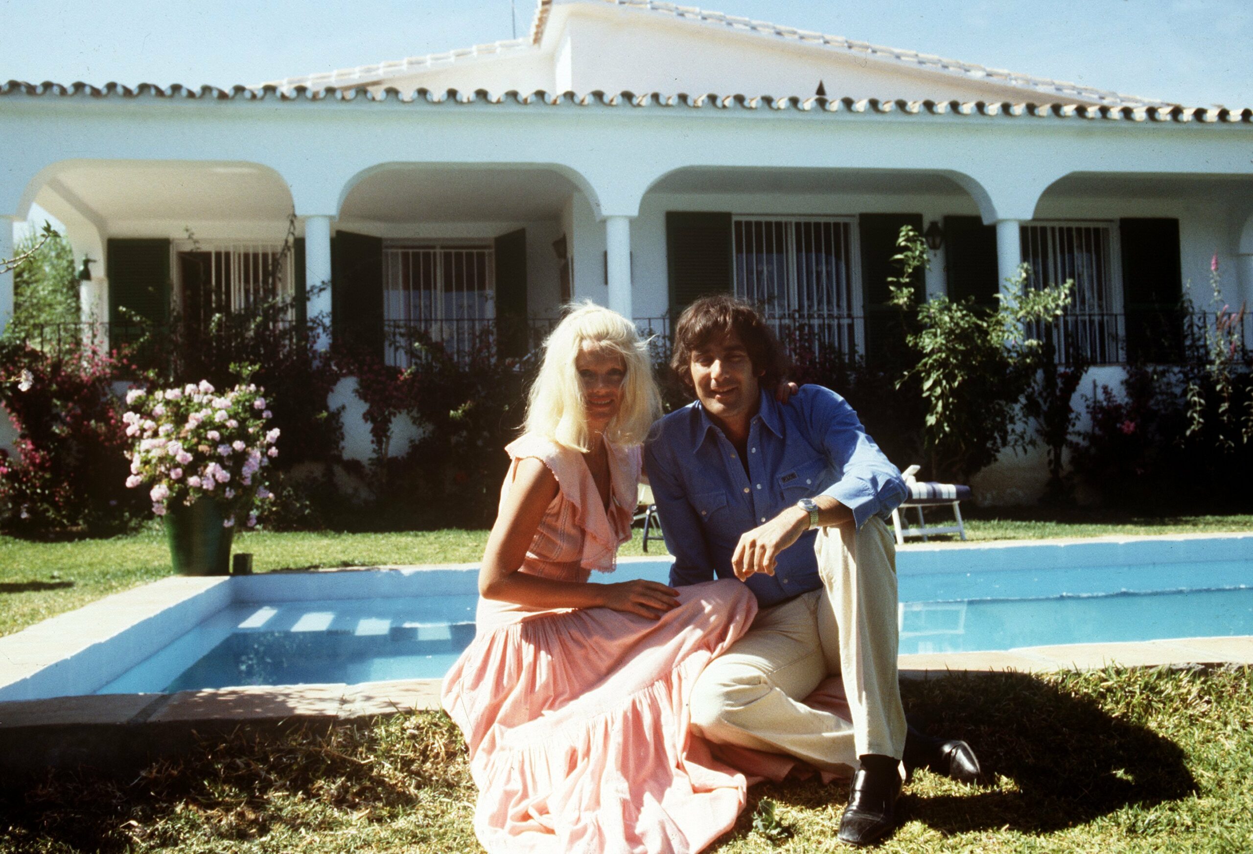 Momentos estelares en la piscina / Gunilla Von Bismarck y Luis Ortiz, 1979