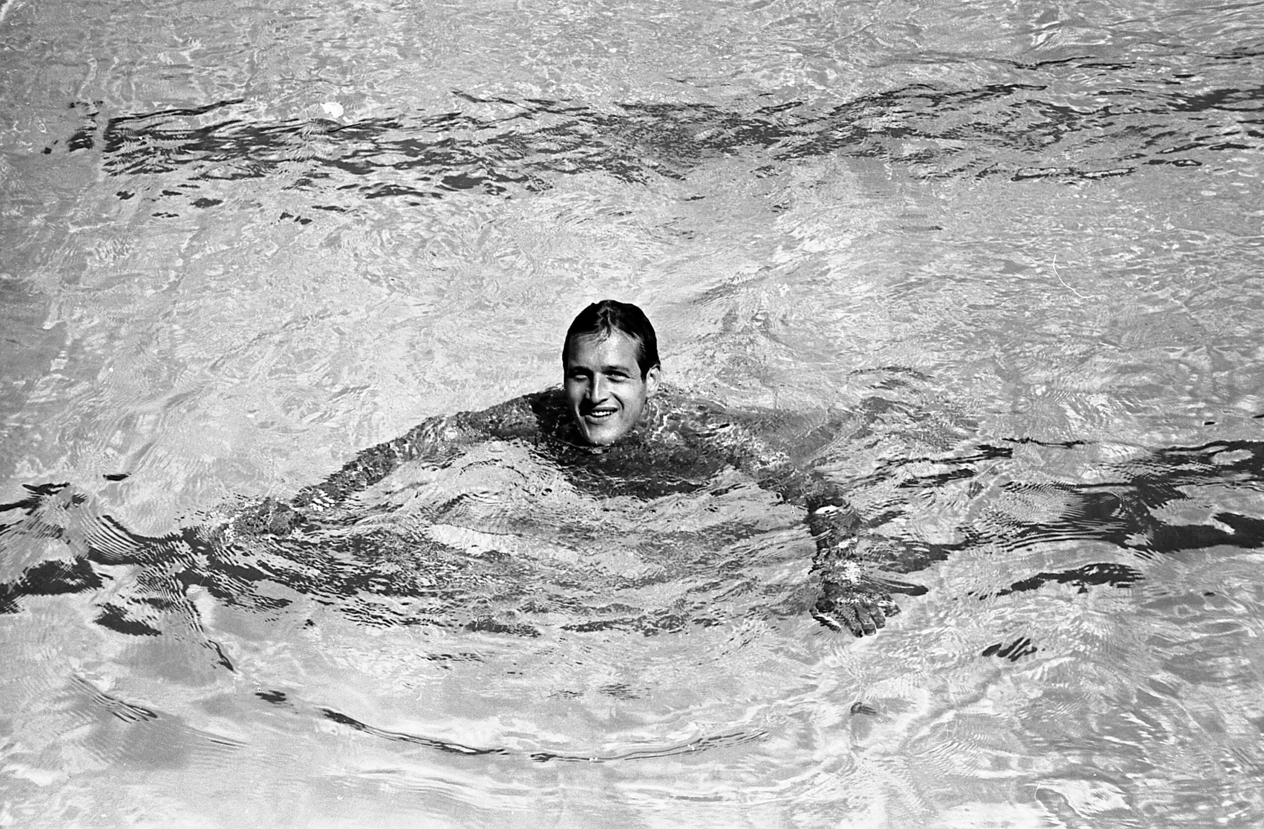 Momentos estelares en la piscina / Paul Newman en 1959