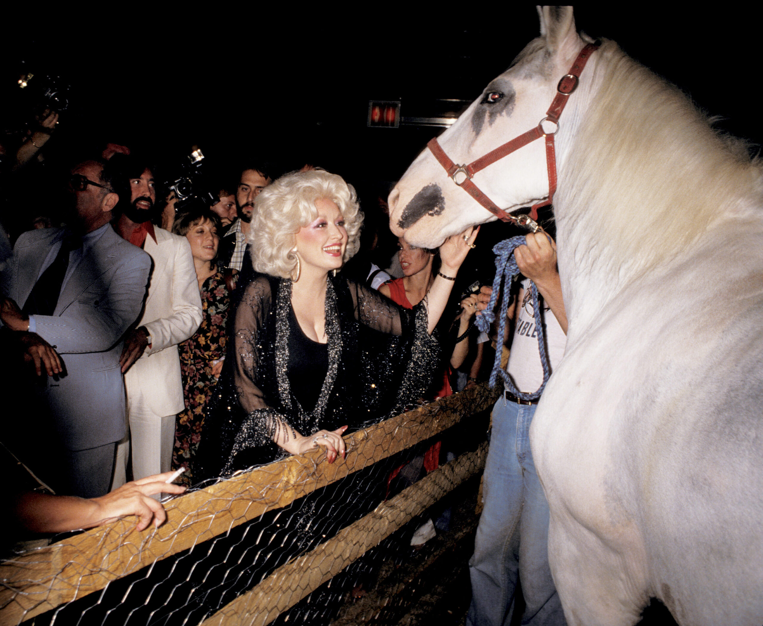 Dolly Parton y el caballo blanco (otra vez)