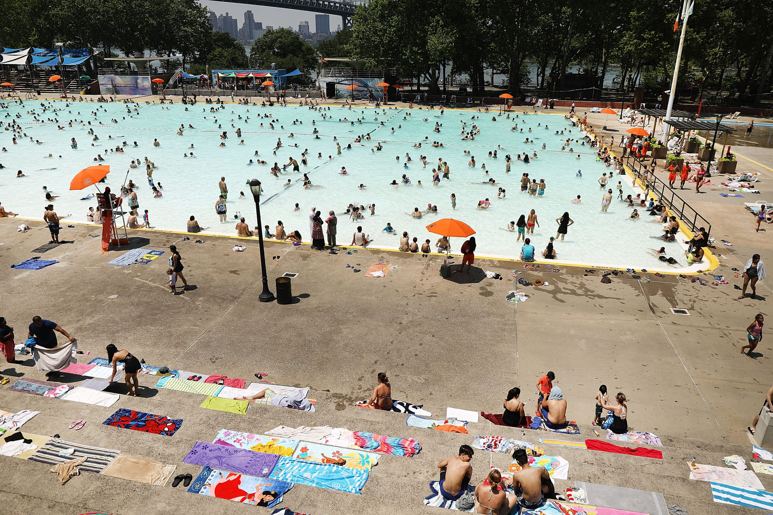 Nueva York en el agua de la piscina 