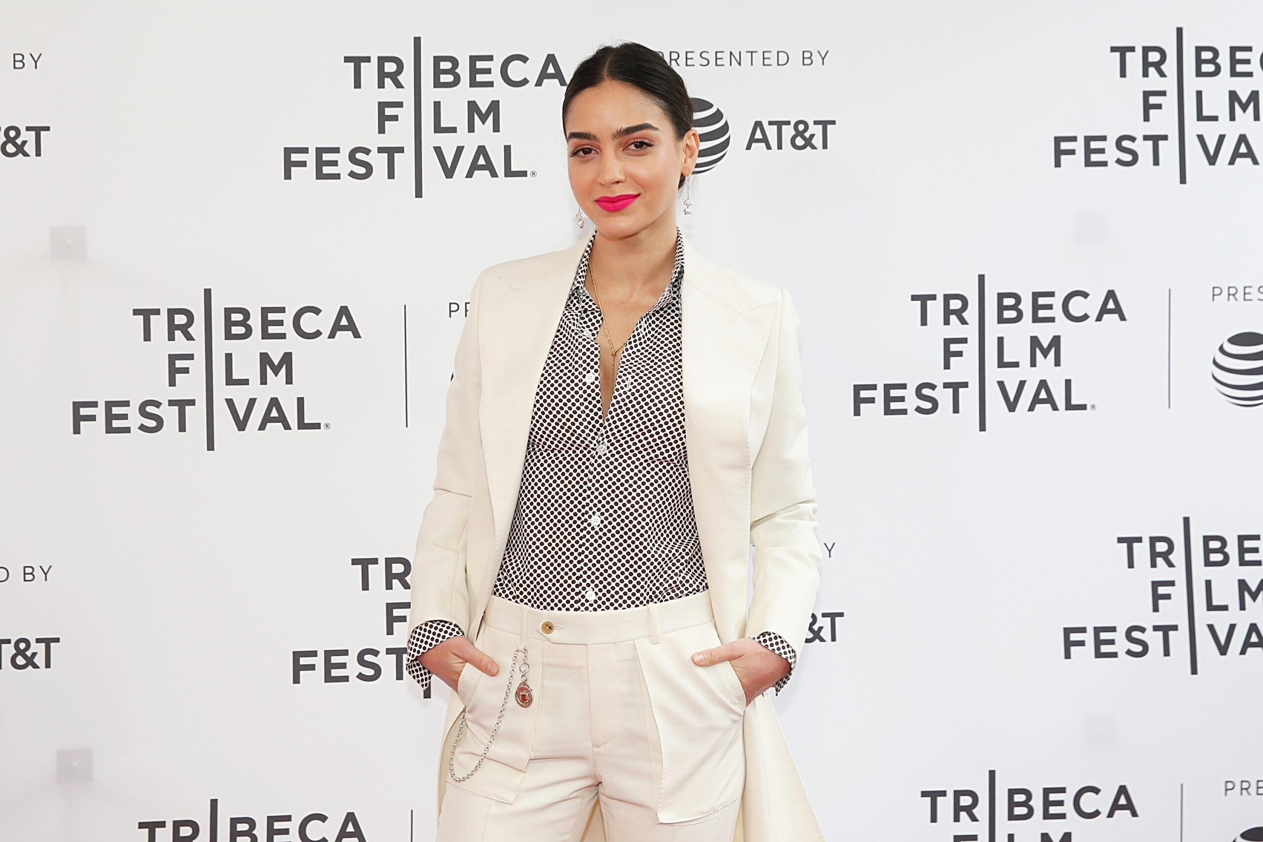 También es cantante