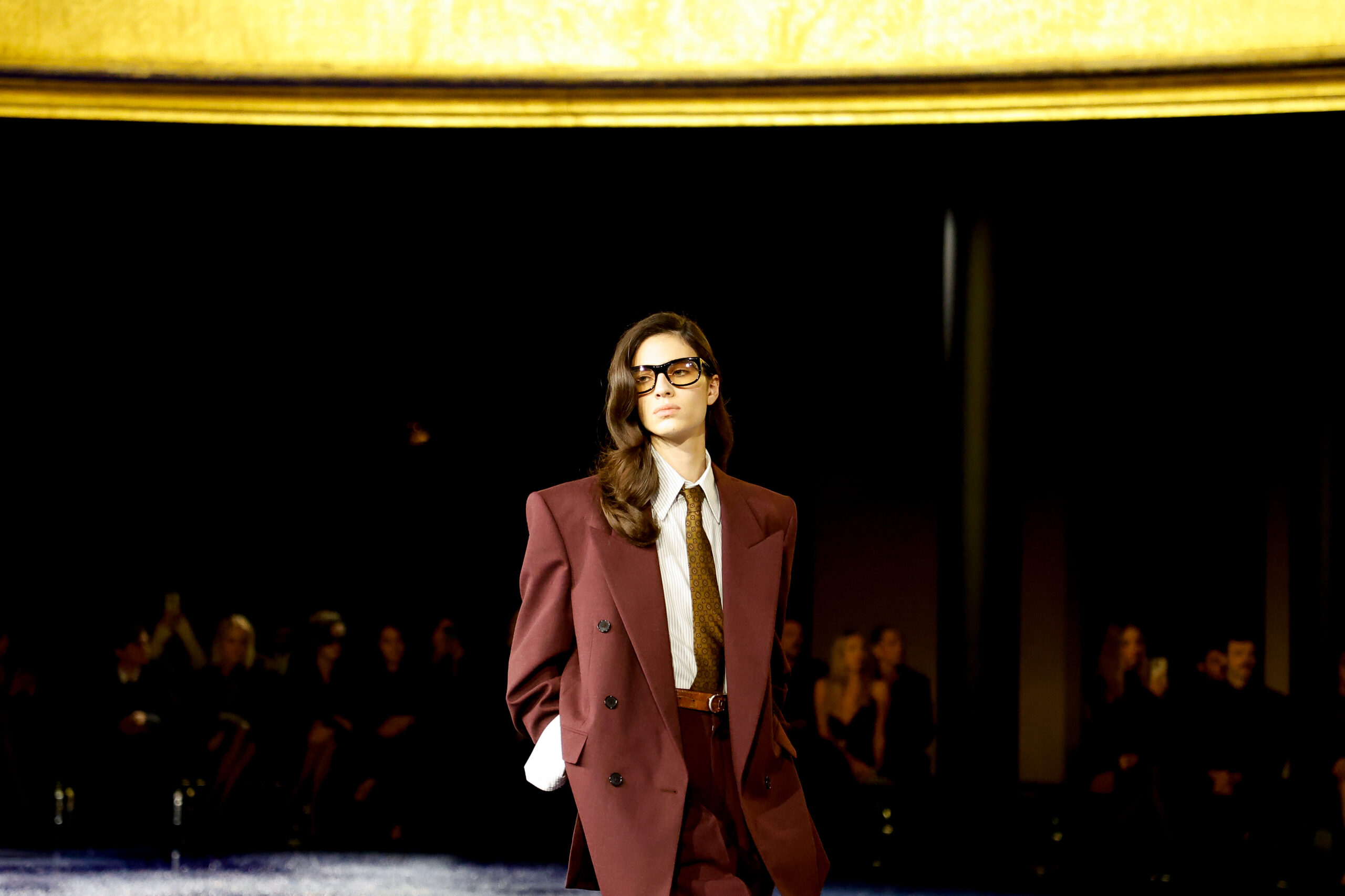 Saint Laurent y el viejo estilo masculino recuperado para la mujer