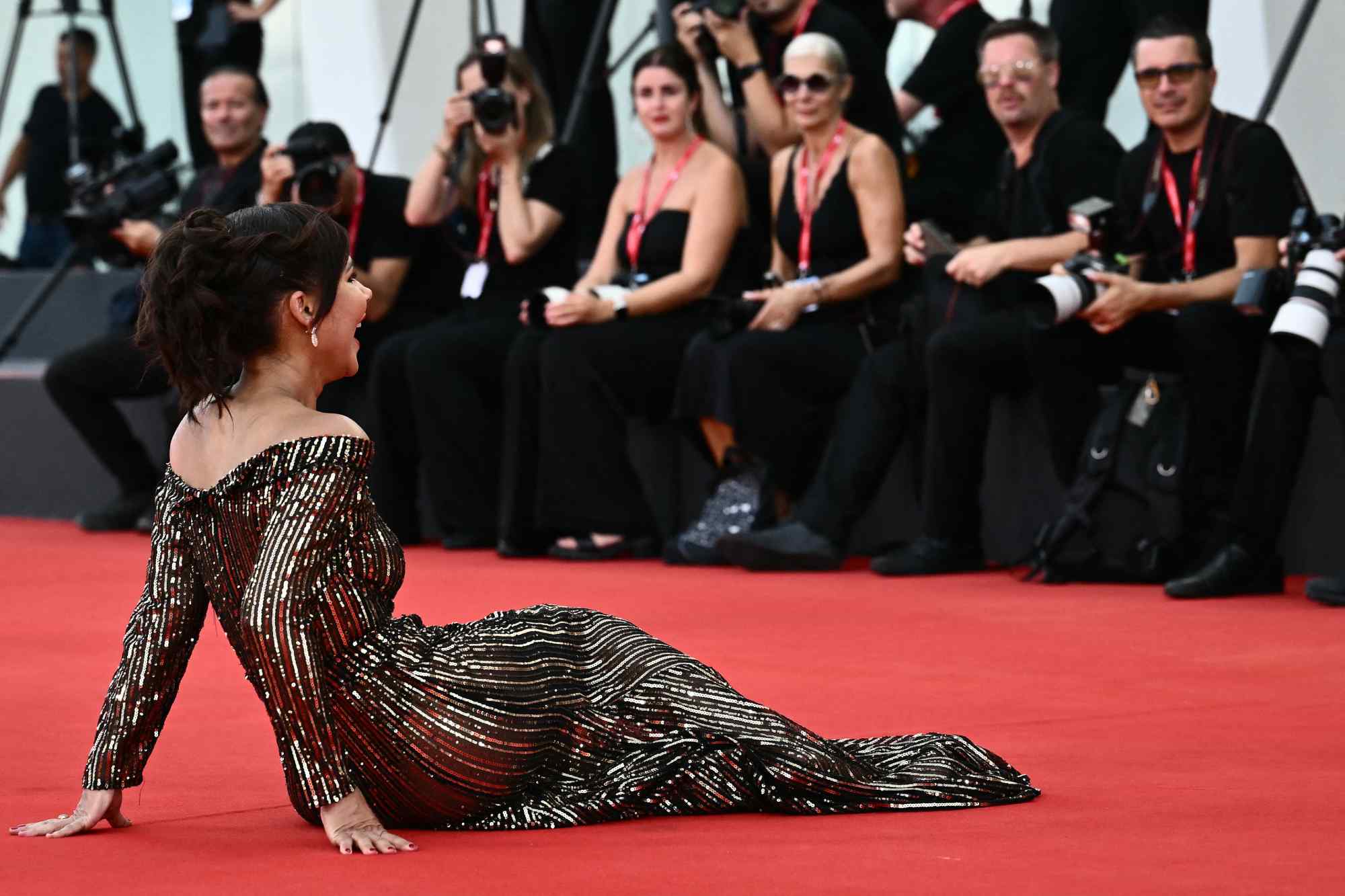 Una aparatosa caída en el Festival de Venecia