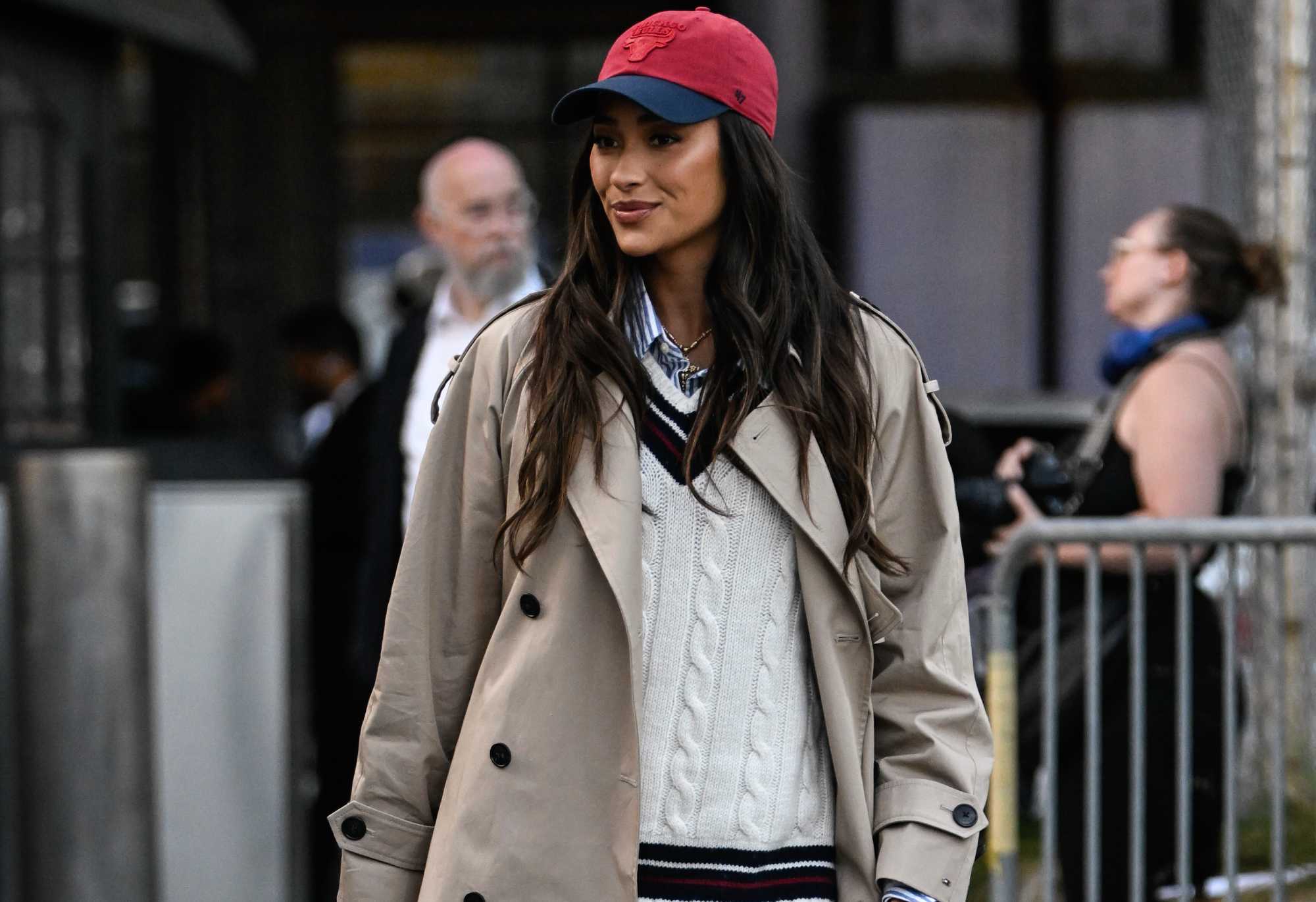 La actriz Shay Mitchell, invitada a los desfiles