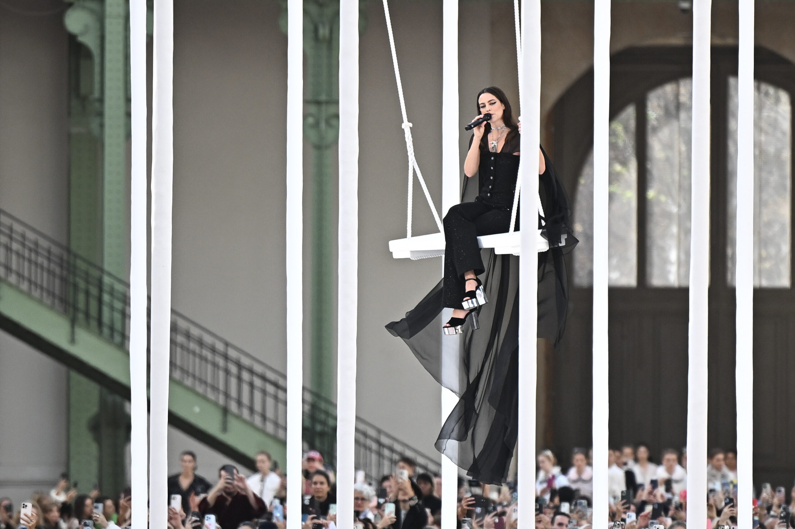 Riley Keough cantando