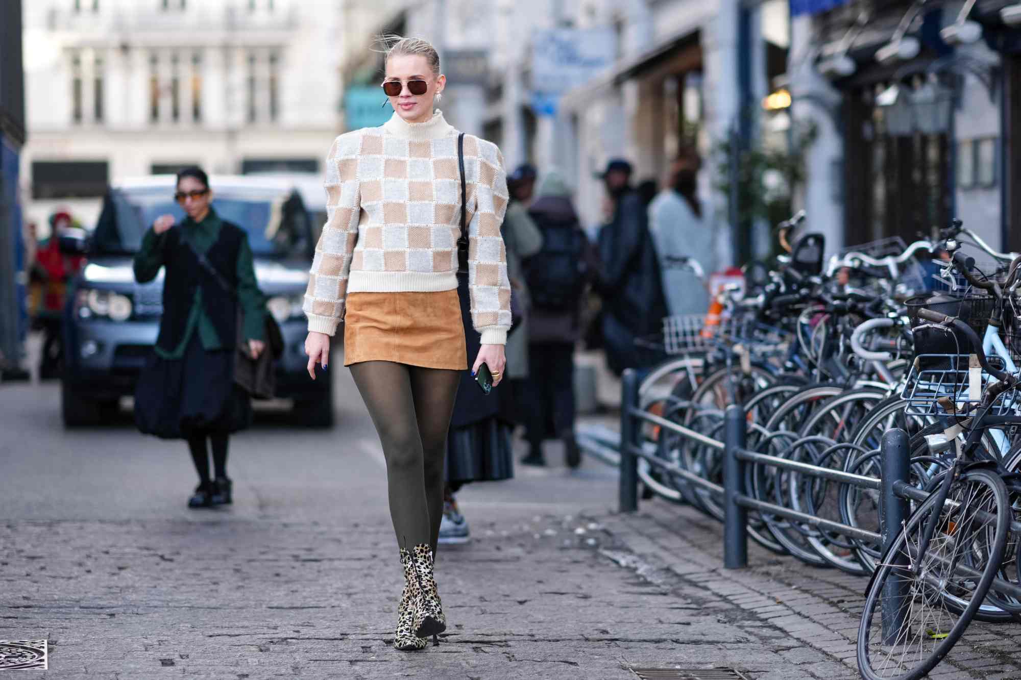 Estampado y tacón de aguja