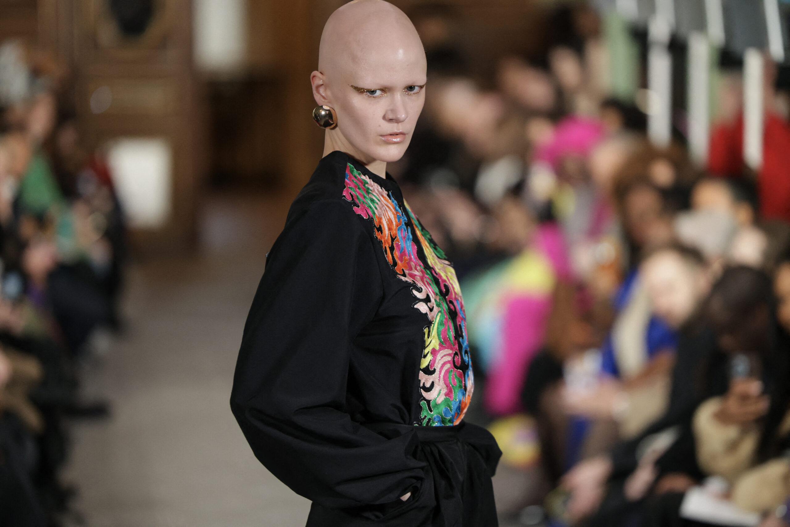 Paris Fashion Week 2025: Ayissi y el estampado sobre negro