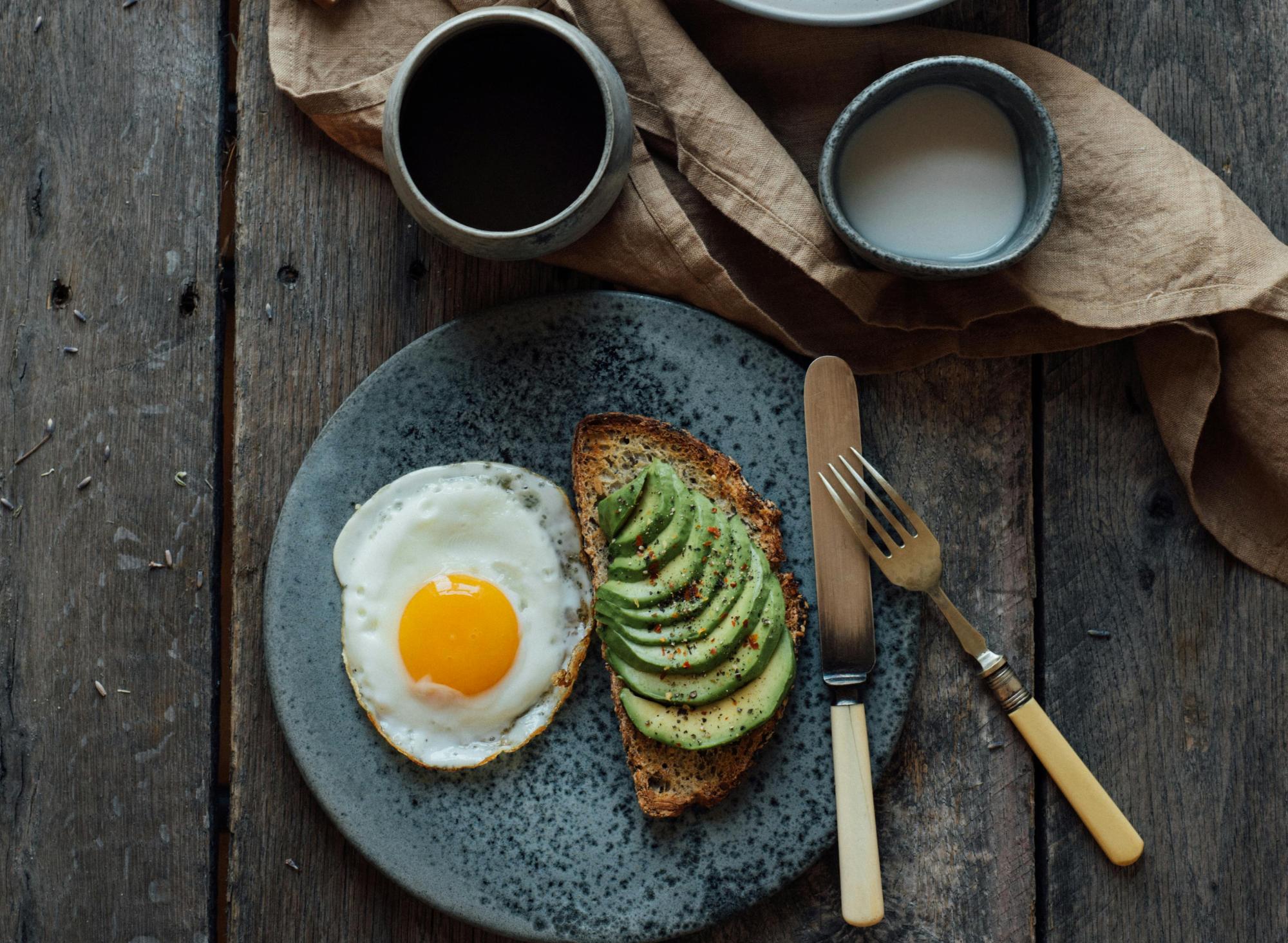 5 desayunos saludables con aguacate