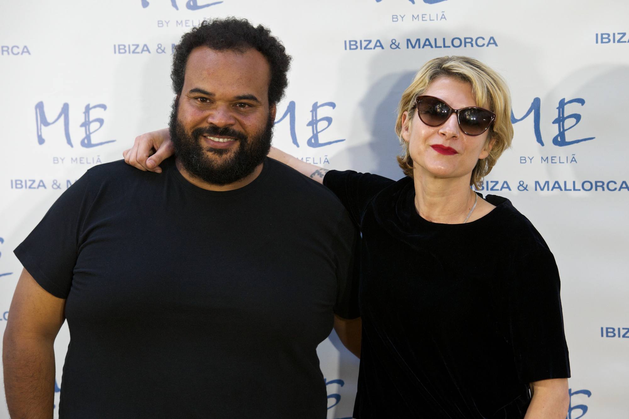 También triunfa en la música