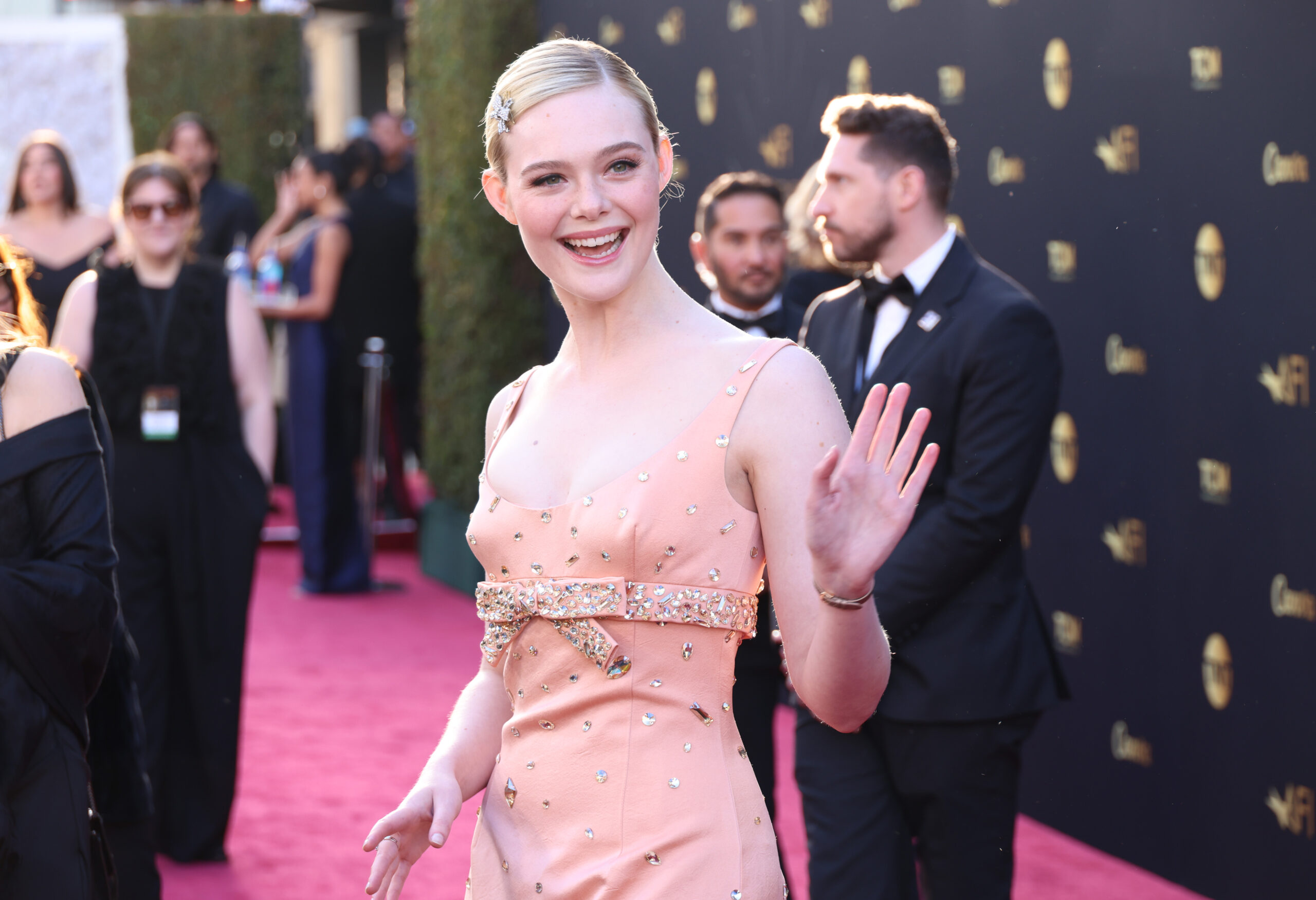Elle Fanning contra Predator