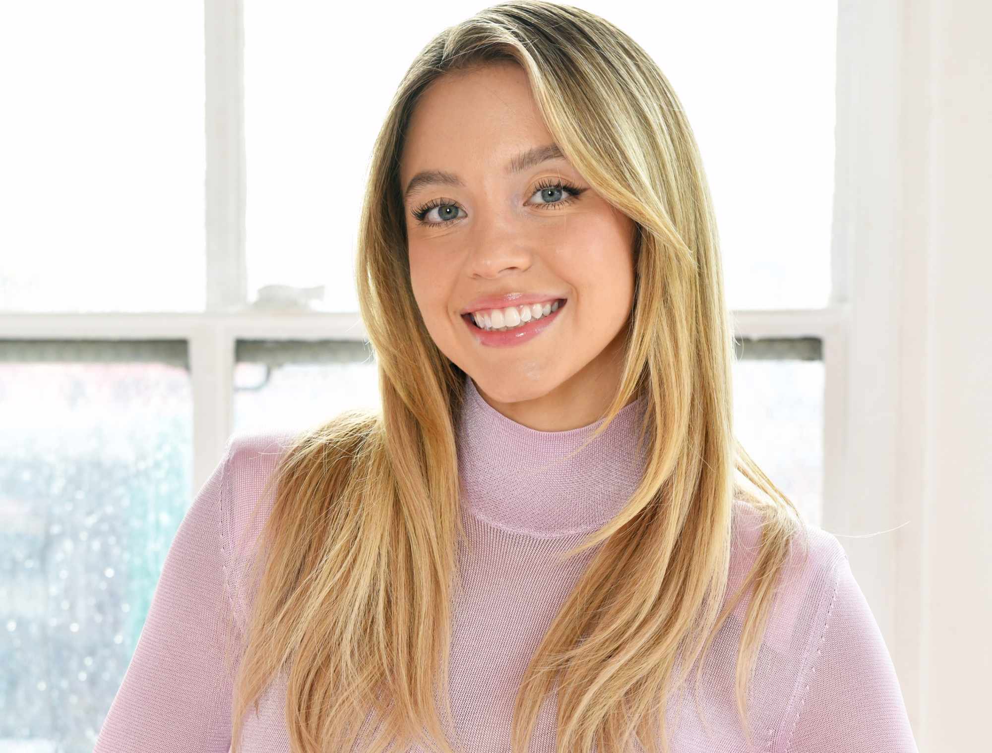 También es productora