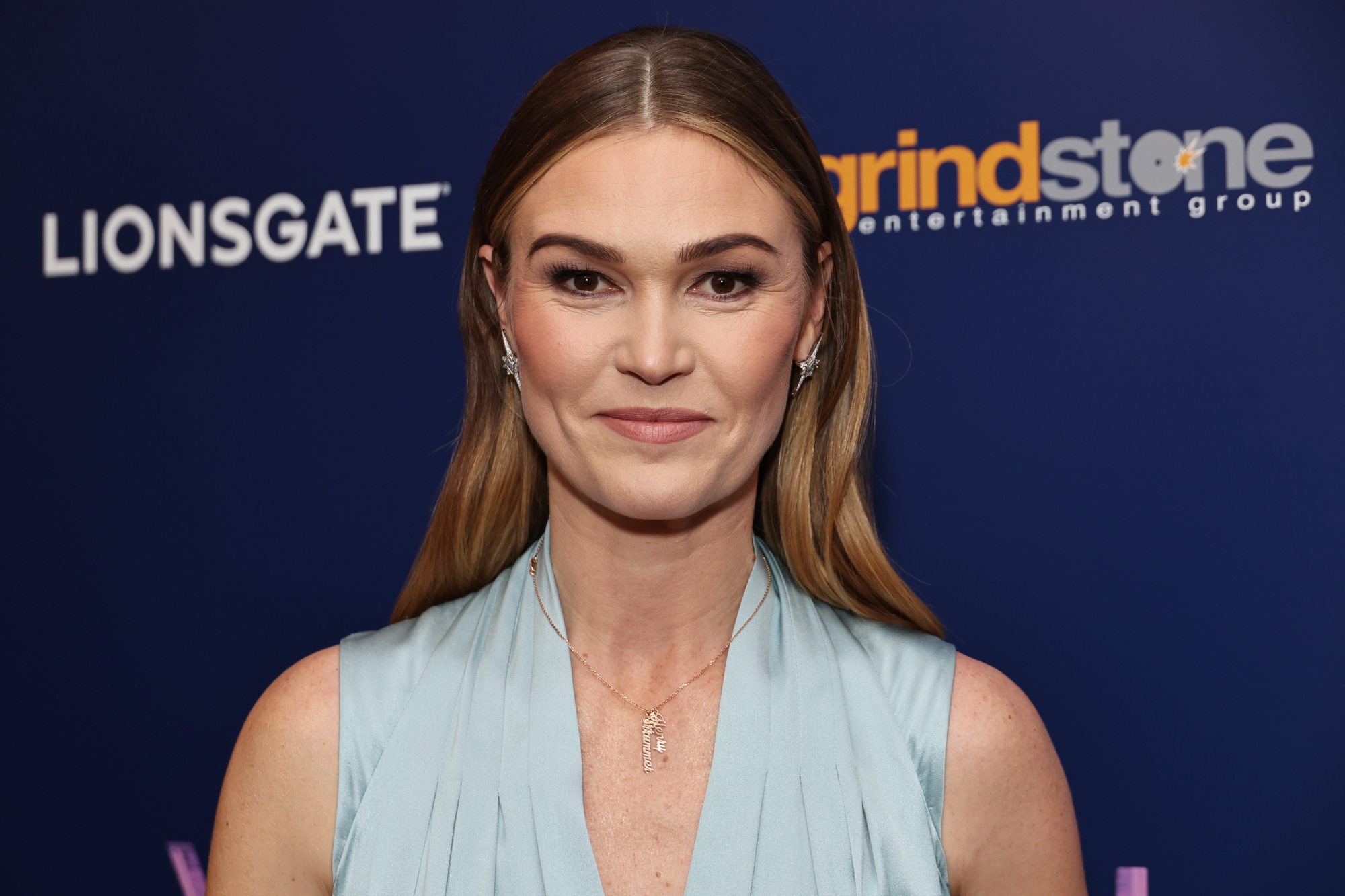 También es directora