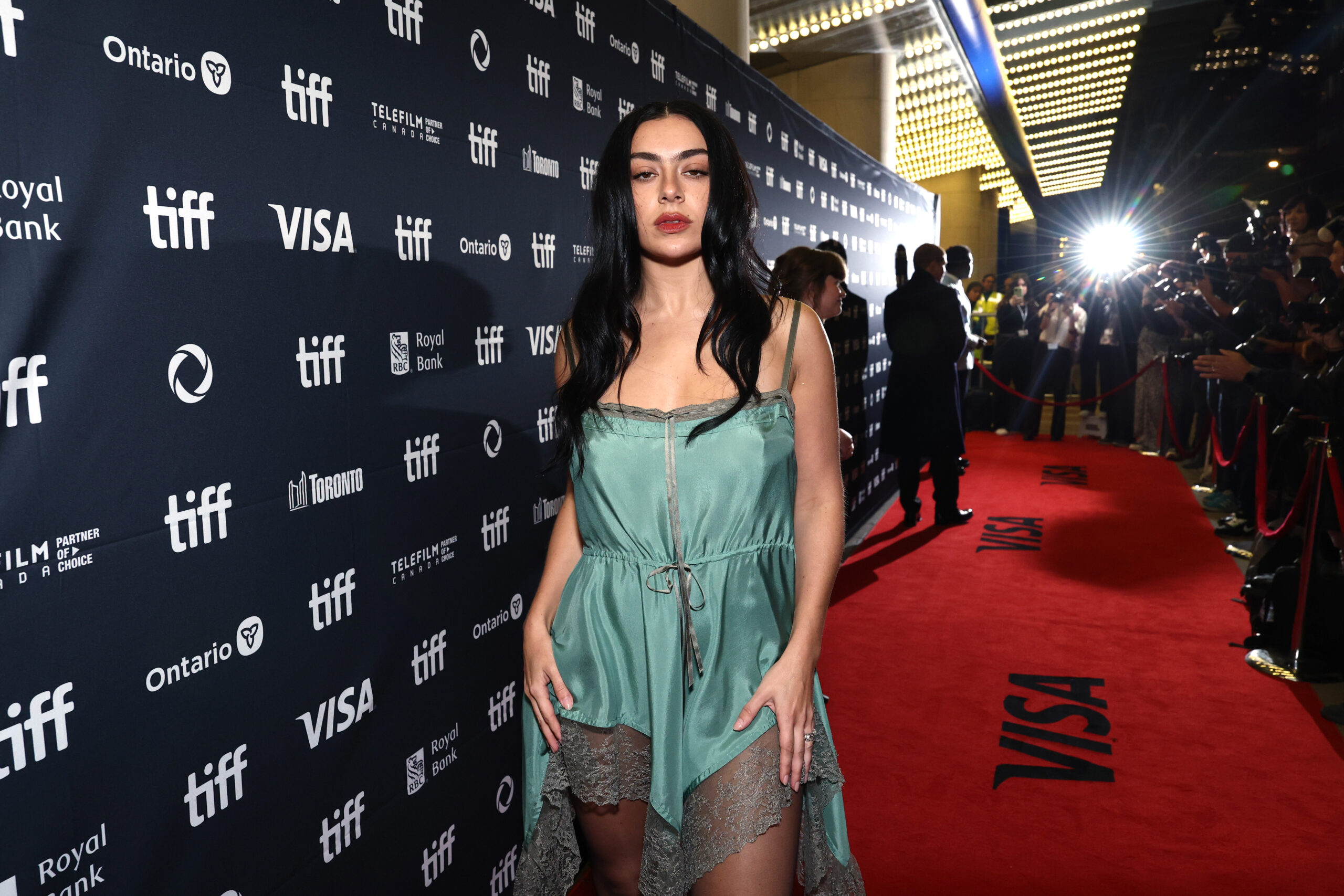 Charli XCX acude a la alfombra roja