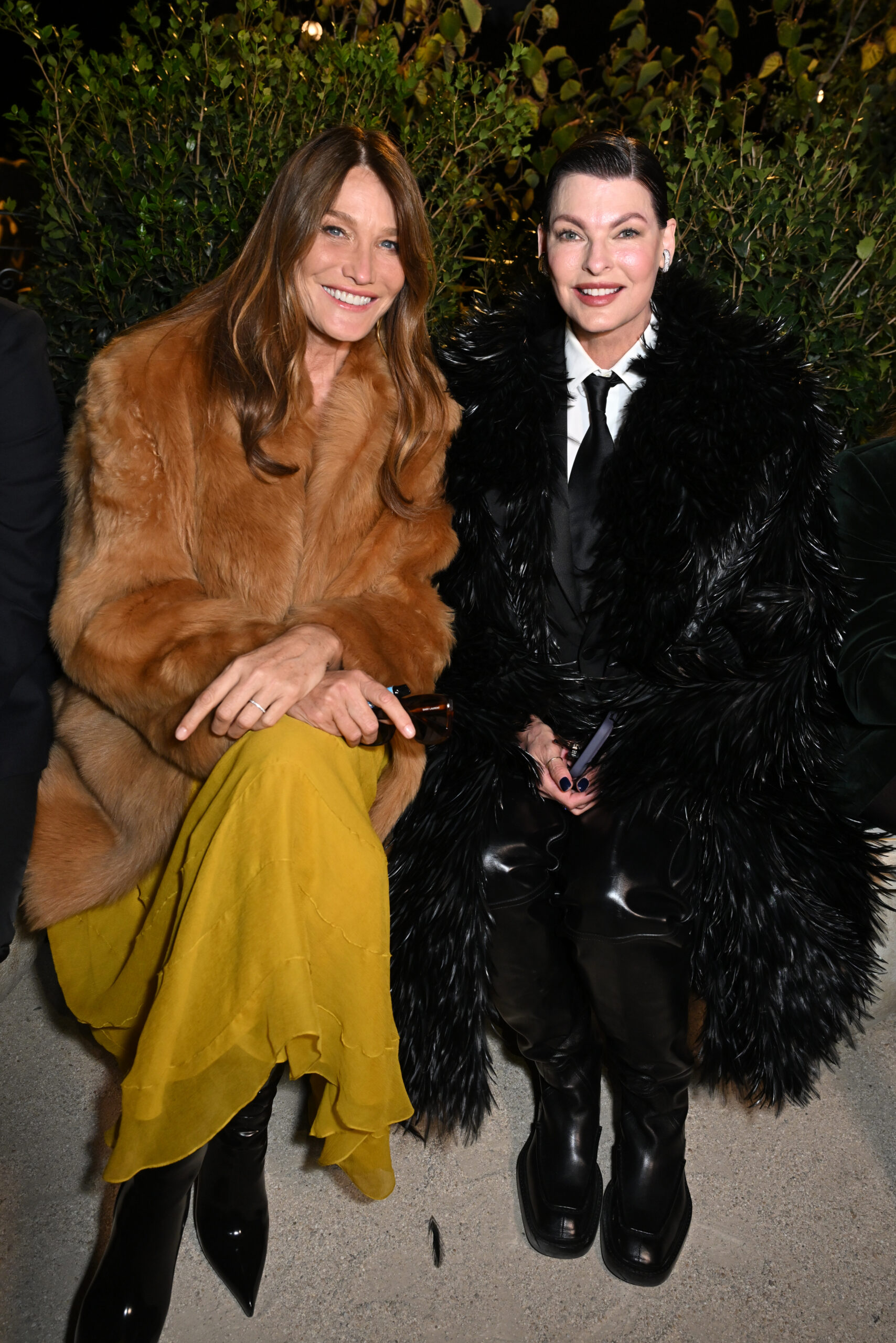 Carla Bruni y Linda Evangelista en la Paris Fashion Week 2025