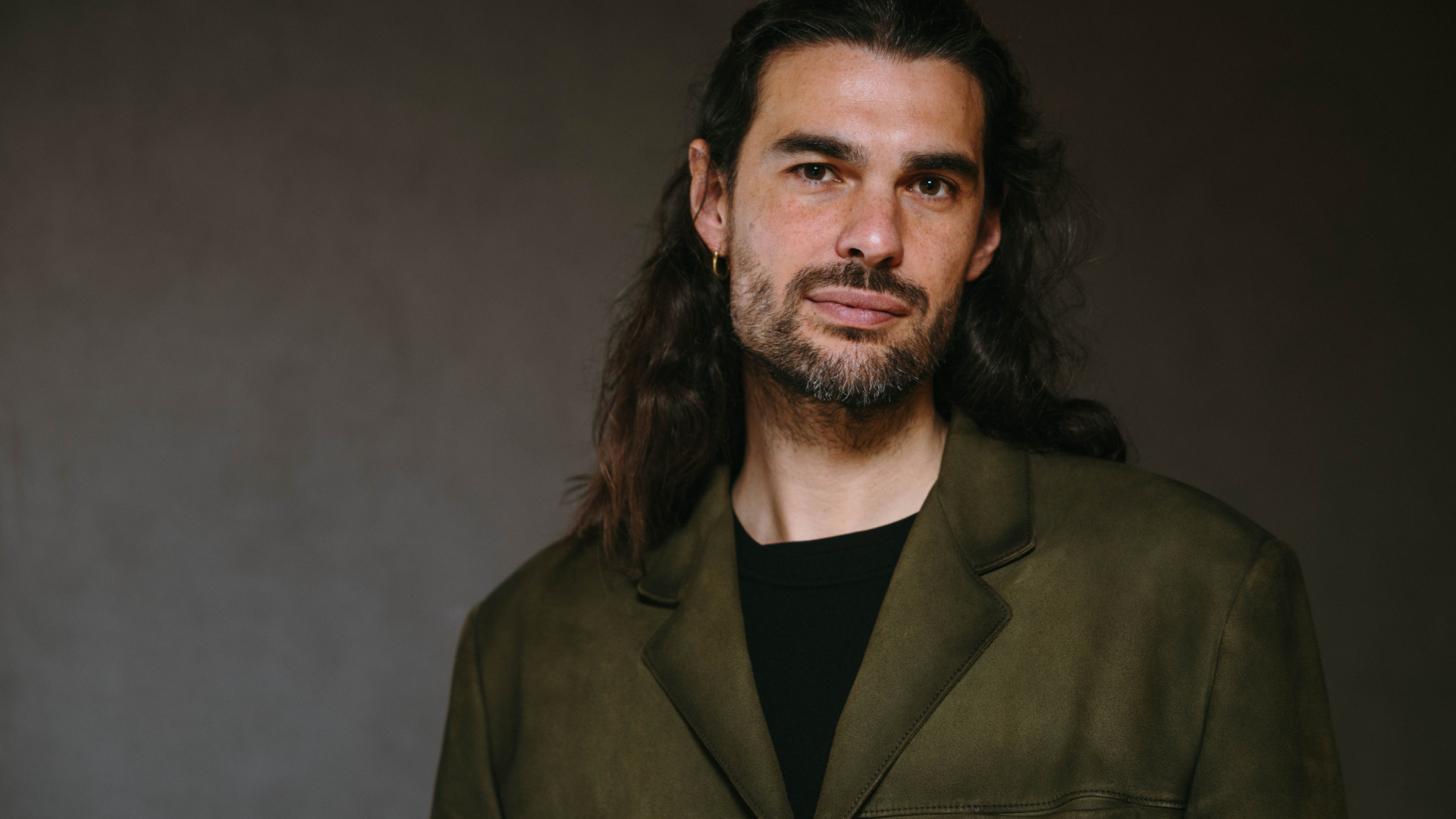 Antes de dedicarse al cine, estudió Publicidad y Relaciones Públicas